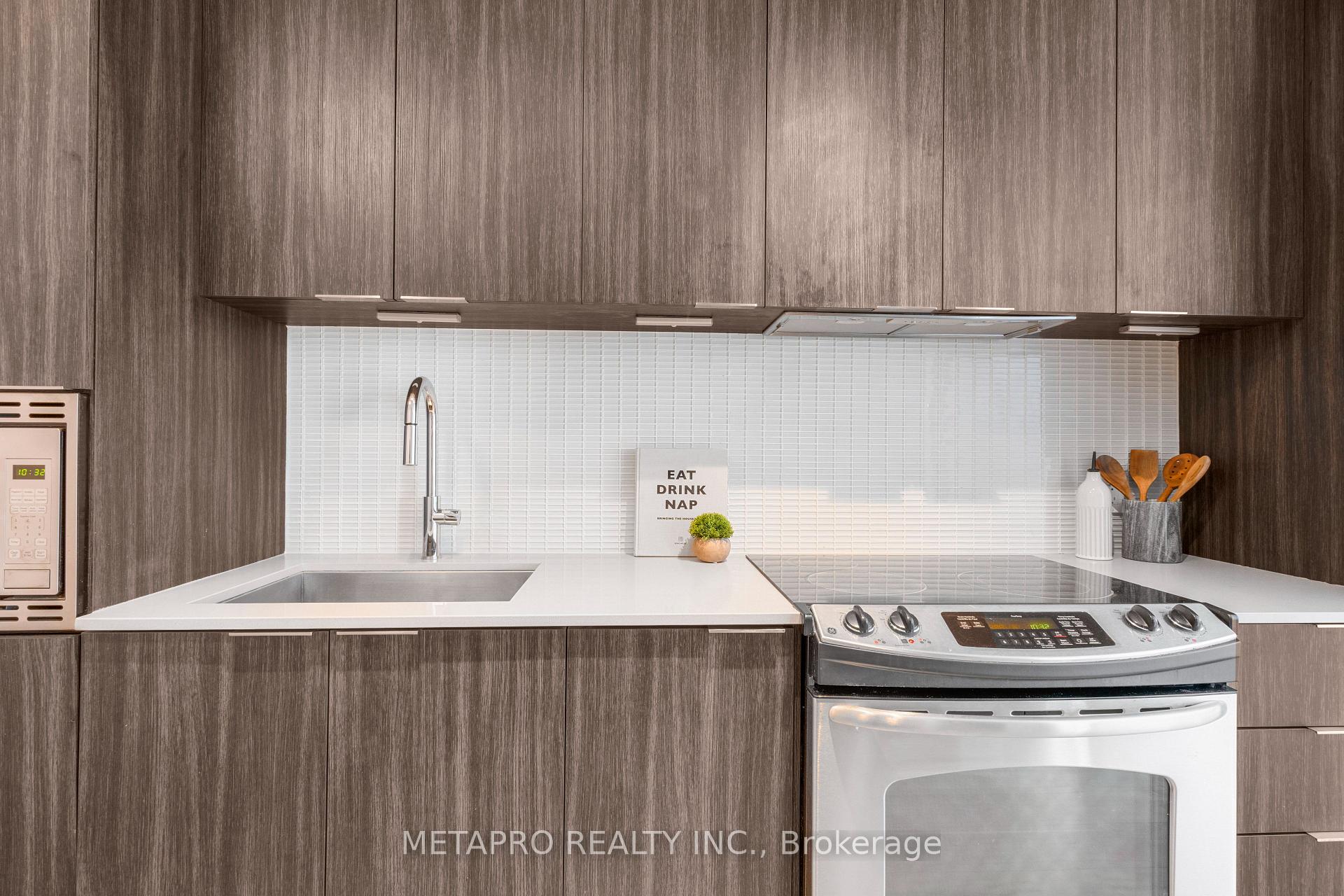 Photo 4 of Unit 809, 110 Marine Parade Drive, Etobicoke, Mimico — HOMEH