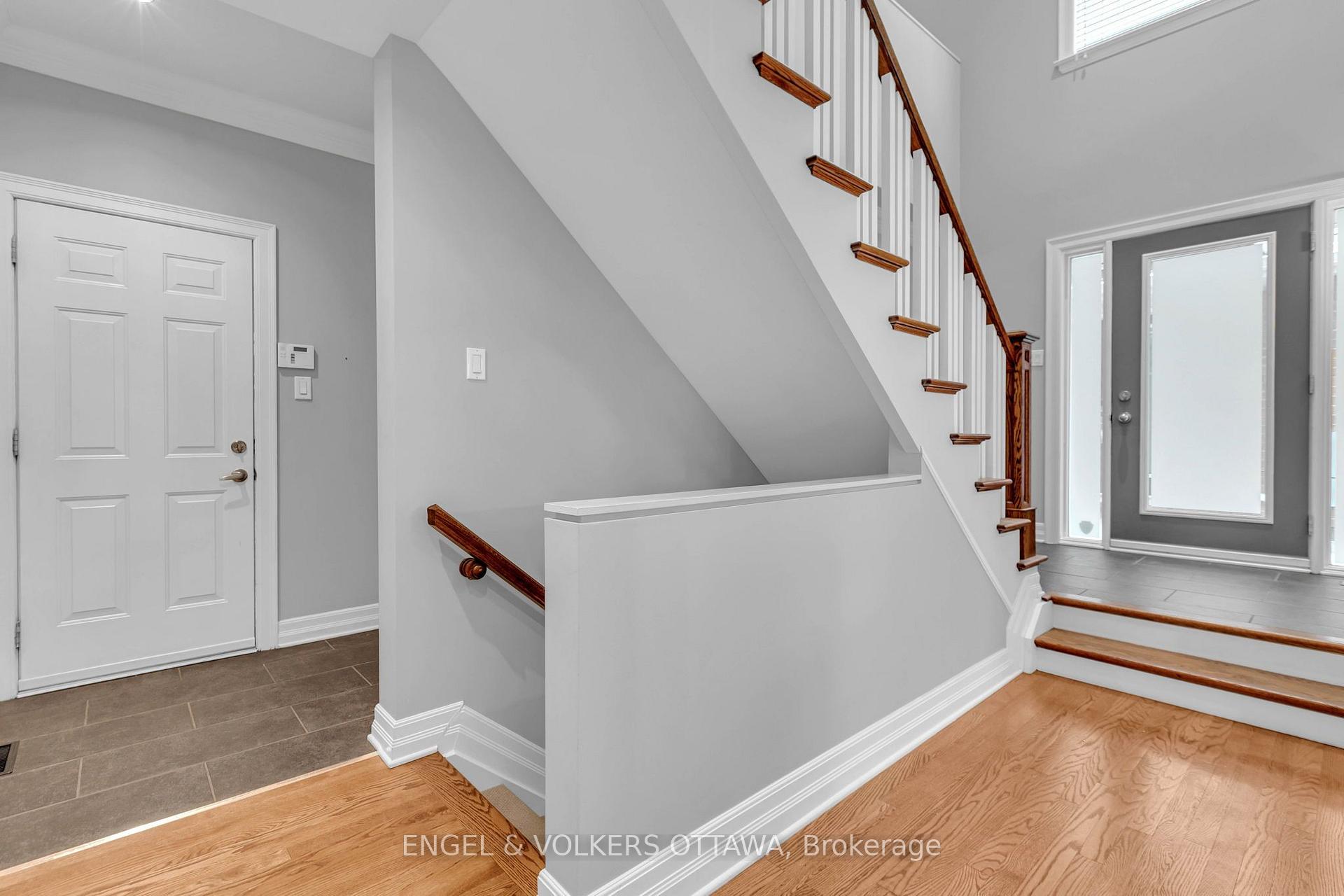Photo 2 of 108 Manorhill Private, Ottawa, Guildwood Estates - Urbandale Acres — HOMEH