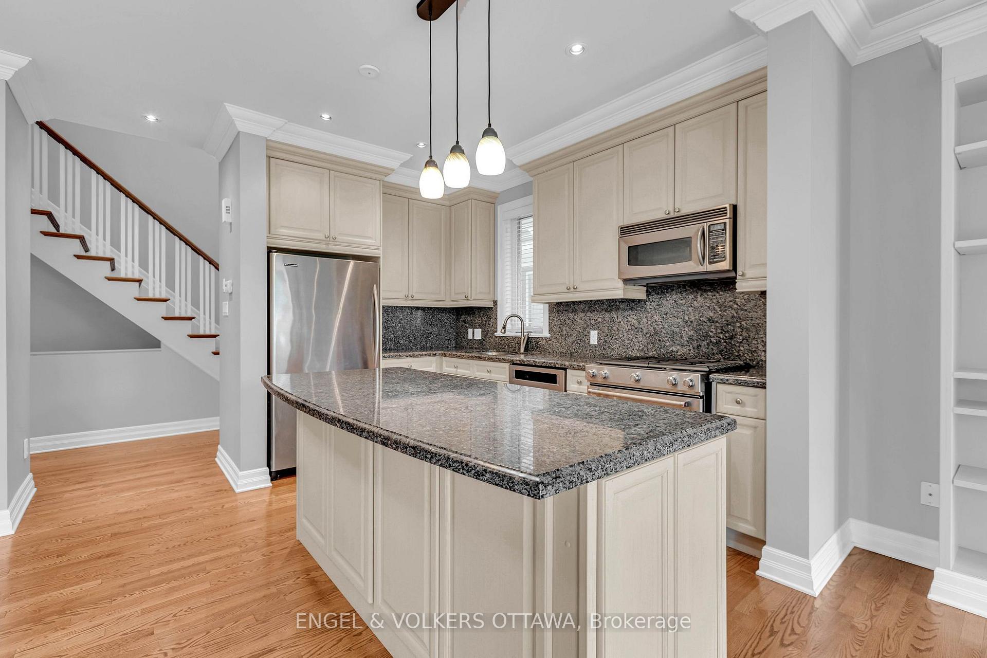 Photo 4 of 108 Manorhill Private, Ottawa, Guildwood Estates - Urbandale Acres — HOMEH