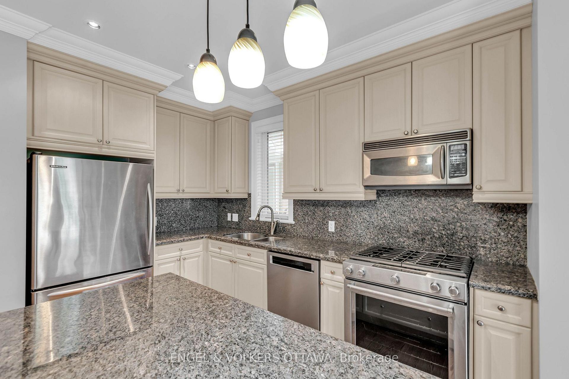 Photo 5 of 108 Manorhill Private, Ottawa, Guildwood Estates - Urbandale Acres — HOMEH