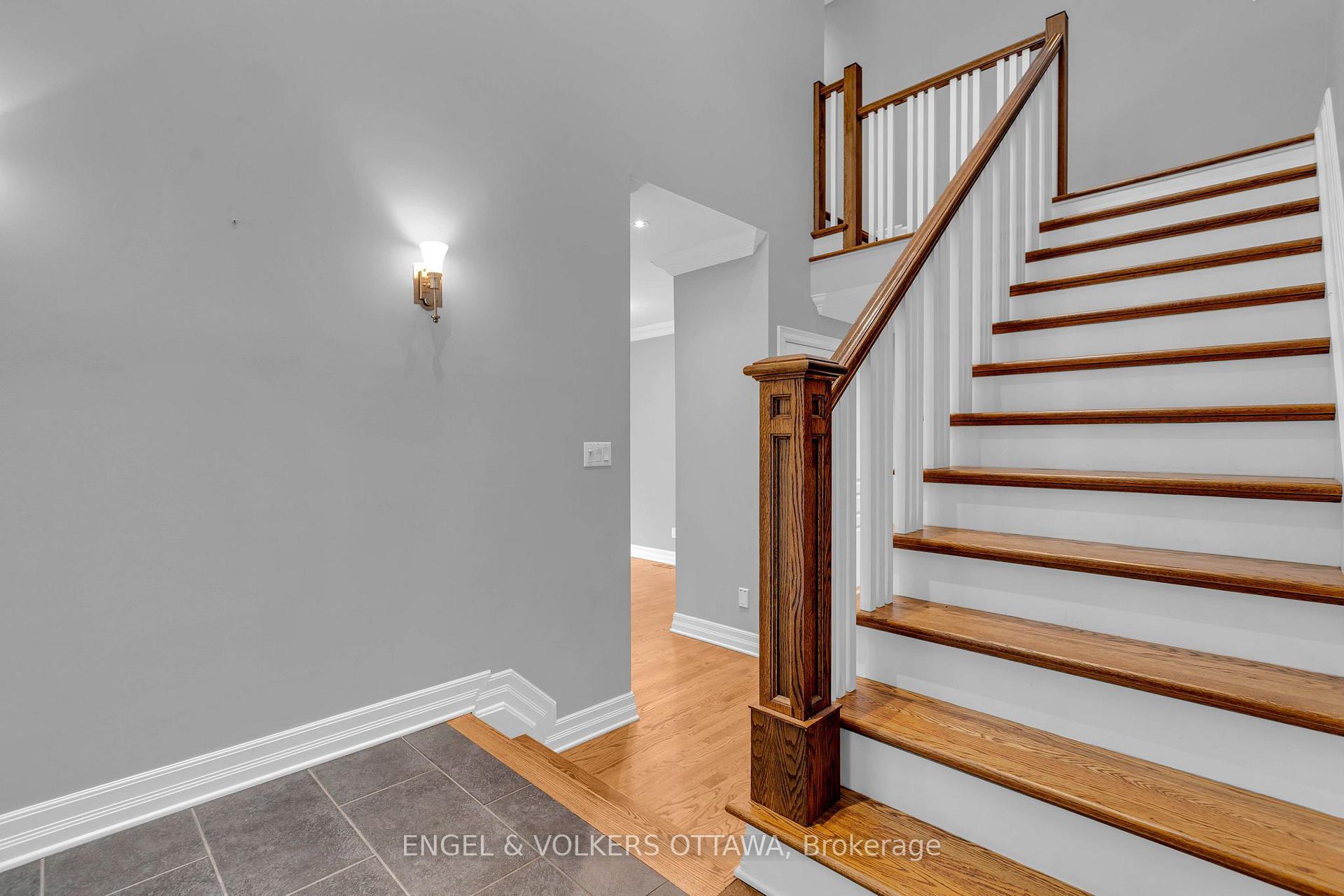Photo 12 of 108 Manorhill Private, Ottawa, Guildwood Estates - Urbandale Acres — HOMEH
