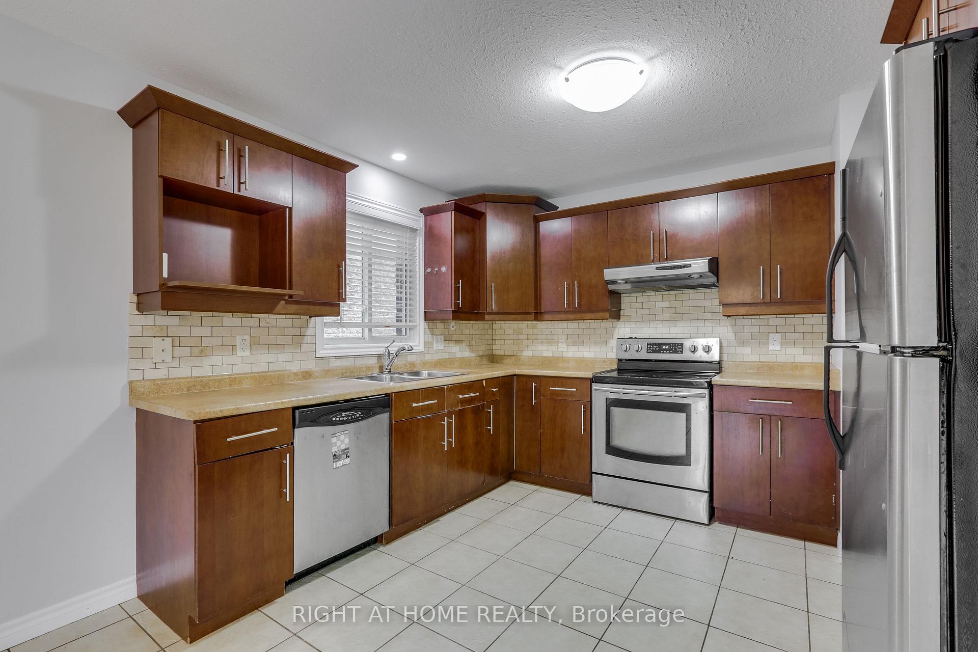 Photo 13 of 2206 Coronation Drive, London, North E — HOMEH