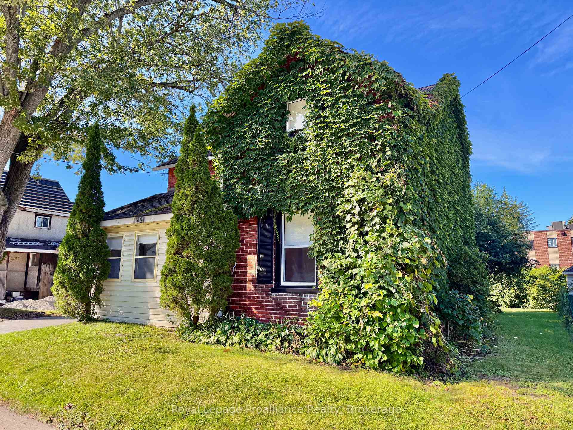 Photo 2 of 166 Burnham Street, Belleville, Belleville Ward — HOMEH