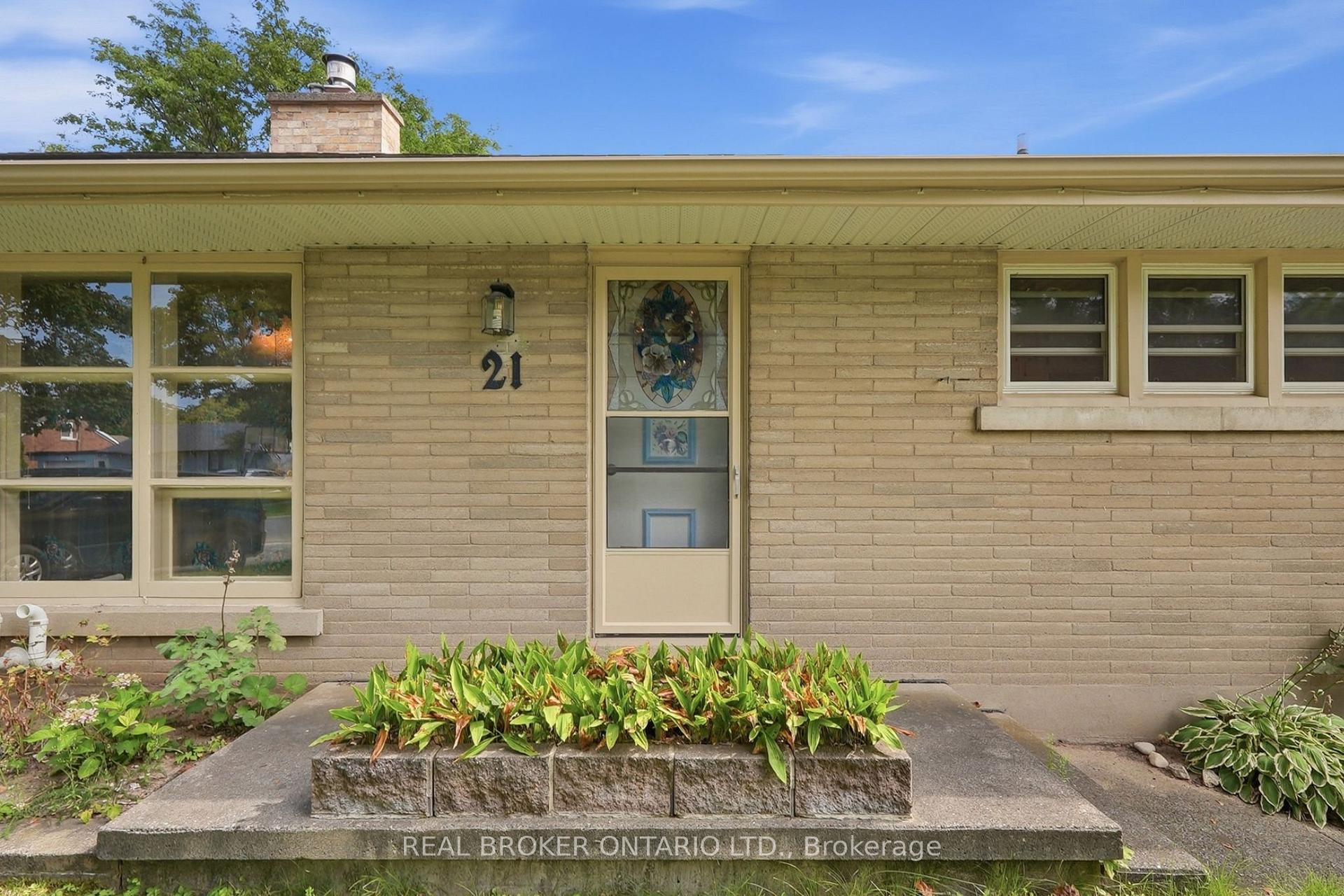 Photo 5 of 21 Oakwood Avenue, Kitchener, Fairfield — HOMEH