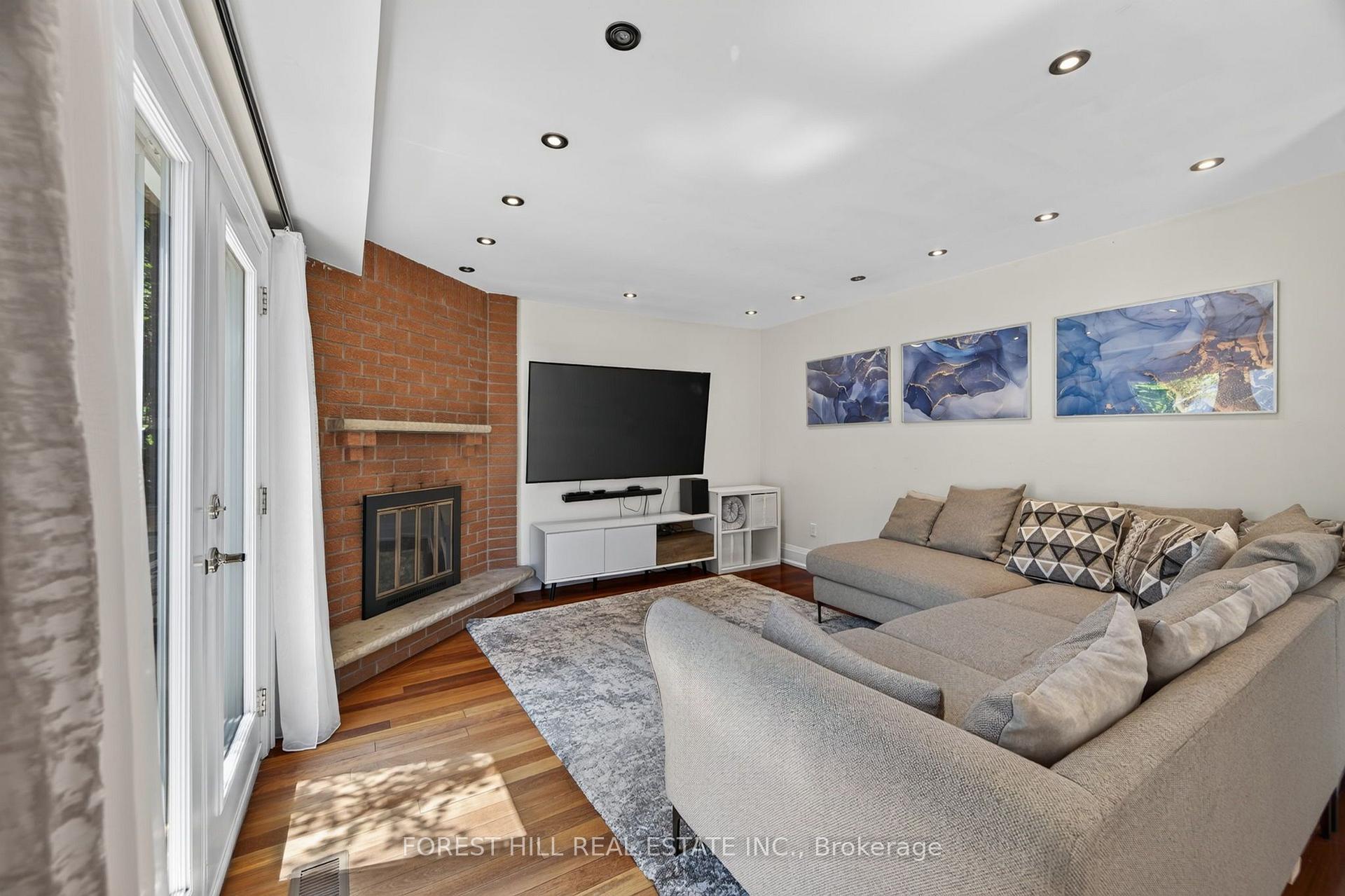 Photo 11 of 38 Crystal Drive, Richmond Hill, Mill Pond — HOMEH