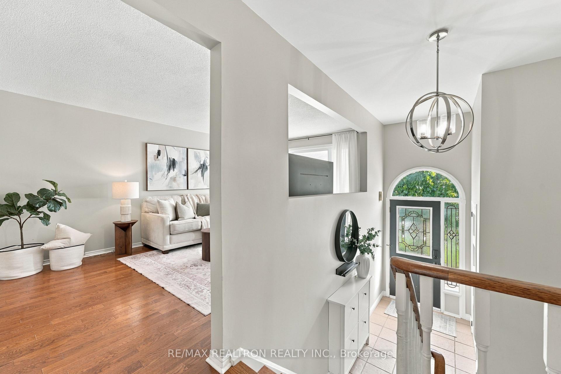 Photo 2 of 18 Castille Crescent, Georgina, Keswick South — HOMEH
