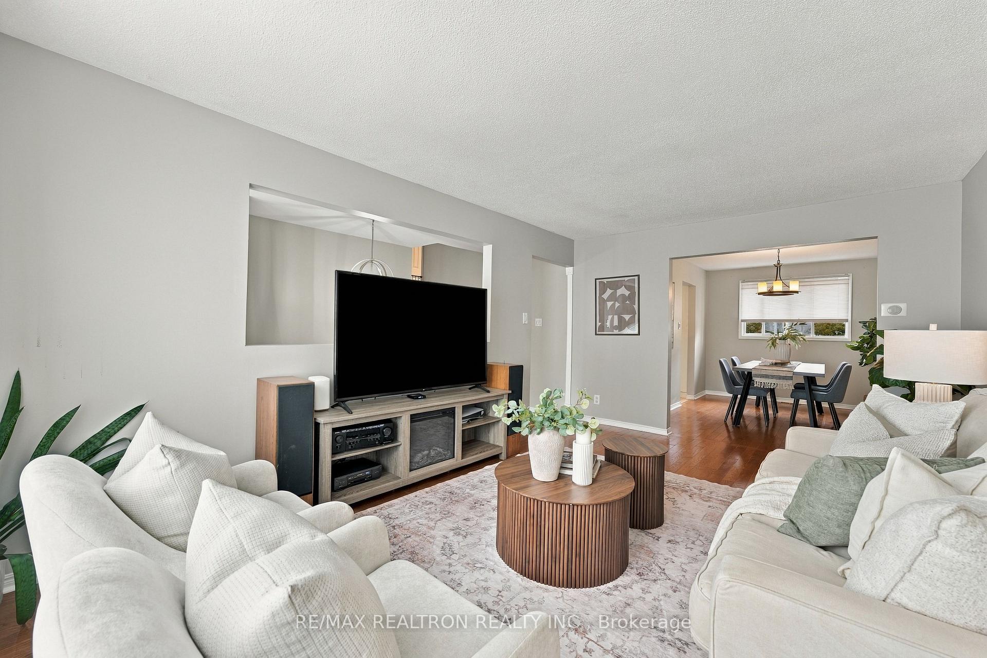 Photo 4 of 18 Castille Crescent, Georgina, Keswick South — HOMEH