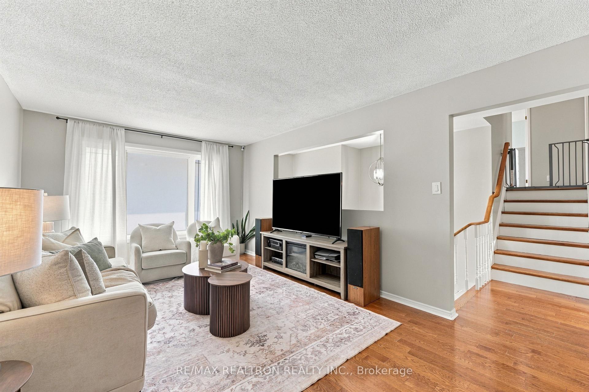 Photo 5 of 18 Castille Crescent, Georgina, Keswick South — HOMEH