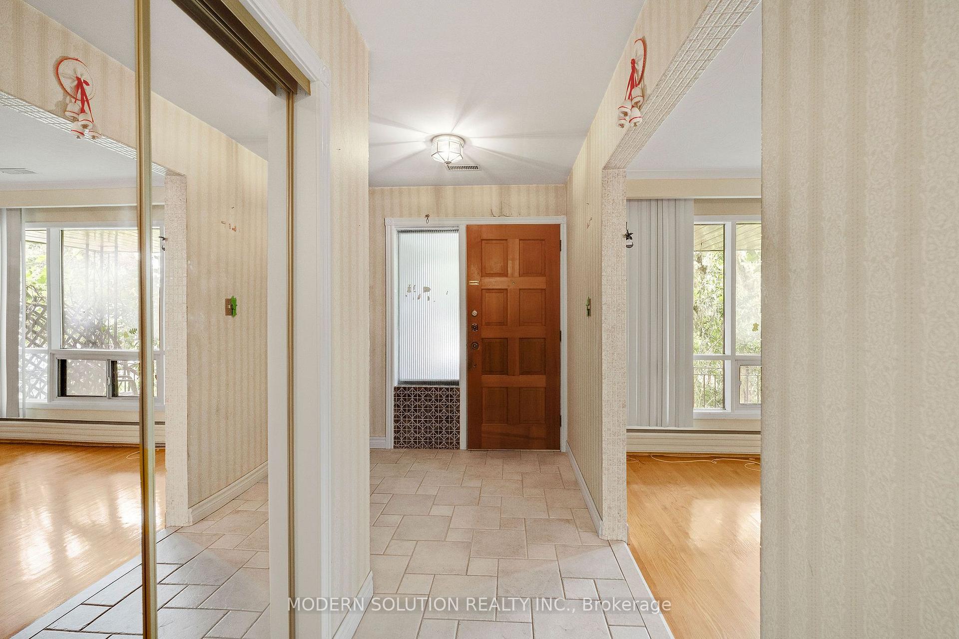 Photo 8 of 114 Elmcrest Road, Etobicoke, Eringate-Centennial-West Deane — HOMEH