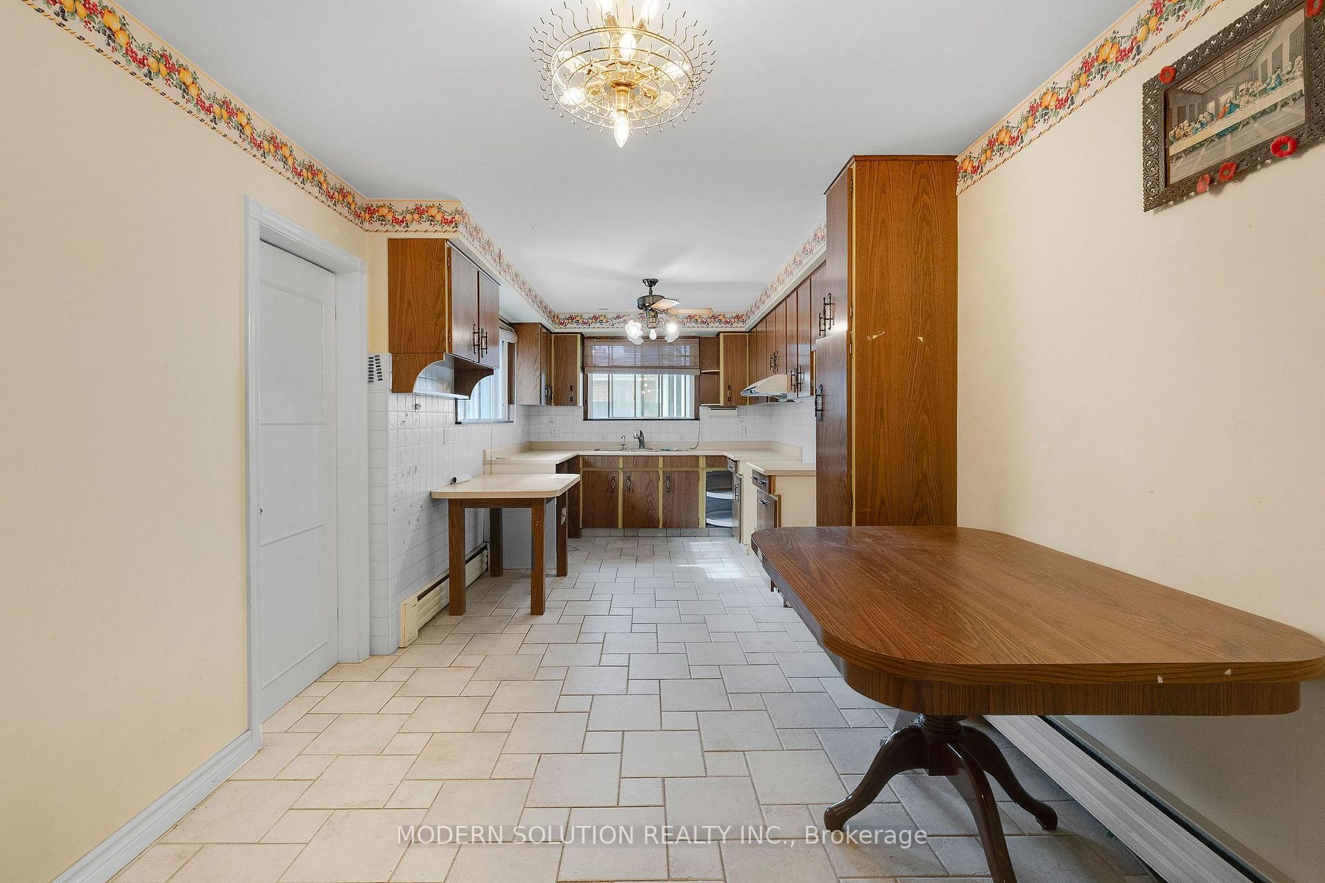 Photo 11 of 114 Elmcrest Road, Etobicoke, Eringate-Centennial-West Deane — HOMEH
