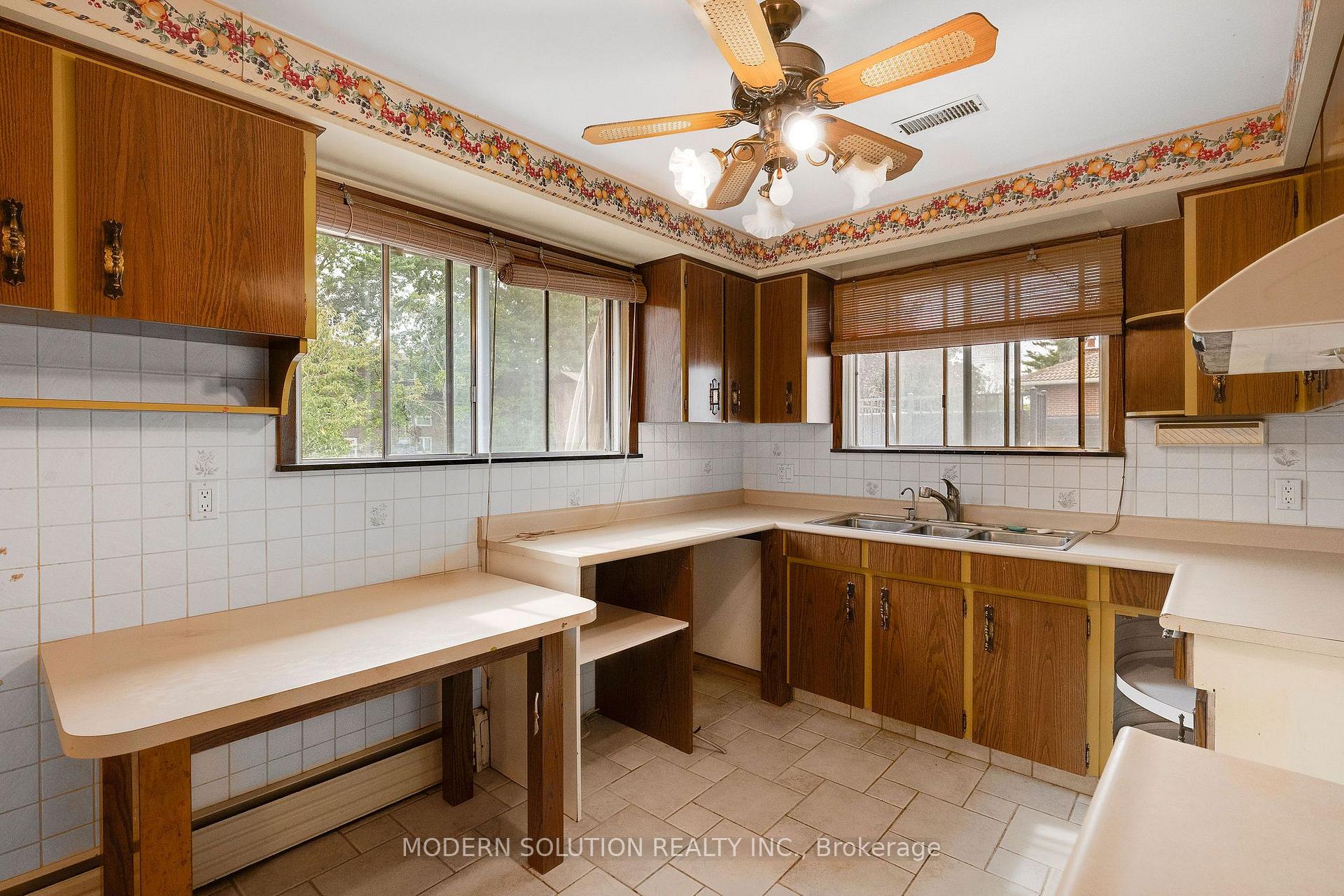 Photo 12 of 114 Elmcrest Road, Etobicoke, Eringate-Centennial-West Deane — HOMEH