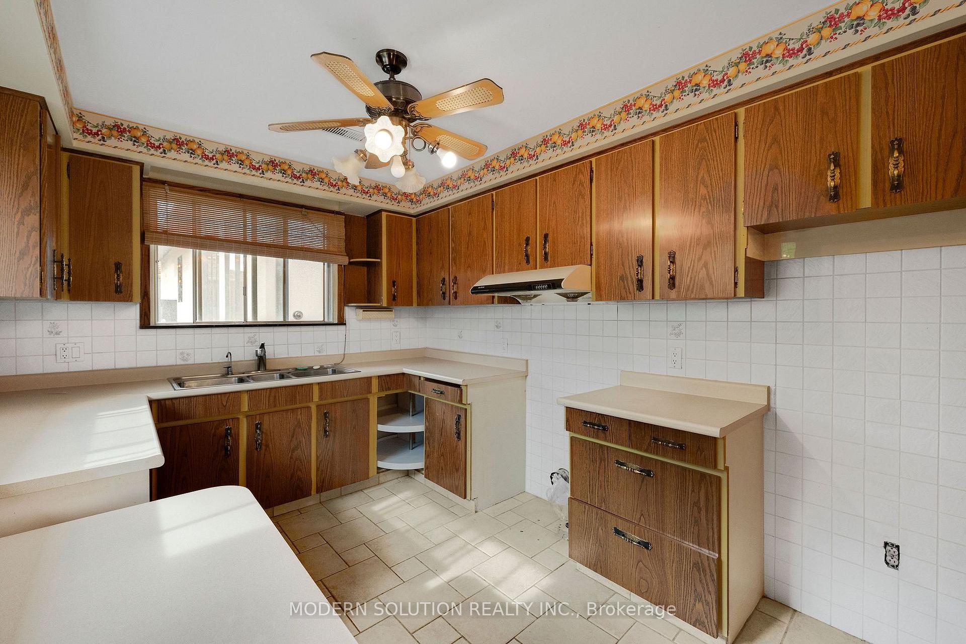 Photo 13 of 114 Elmcrest Road, Etobicoke, Eringate-Centennial-West Deane — HOMEH