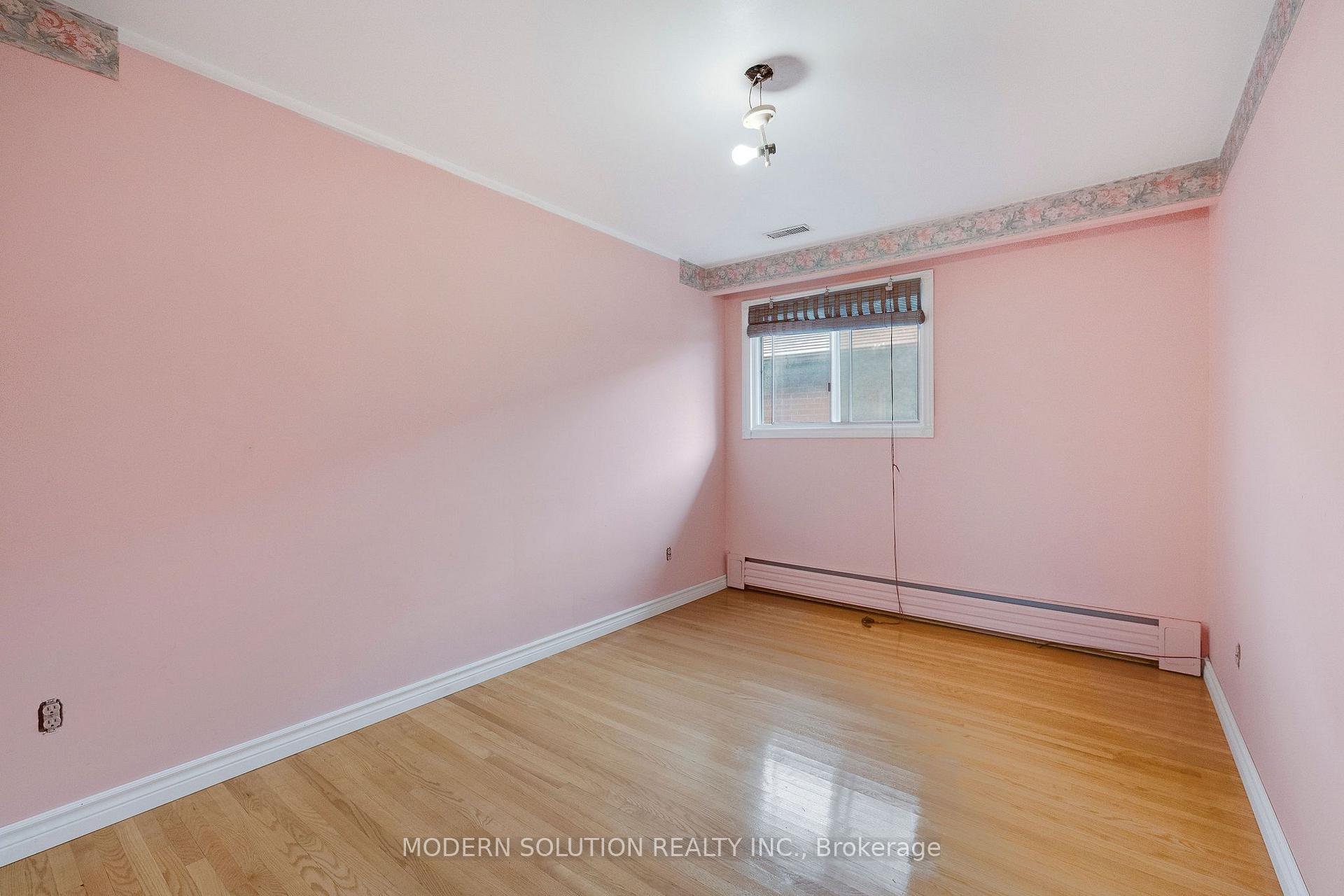Photo 15 of 114 Elmcrest Road, Etobicoke, Eringate-Centennial-West Deane — HOMEH