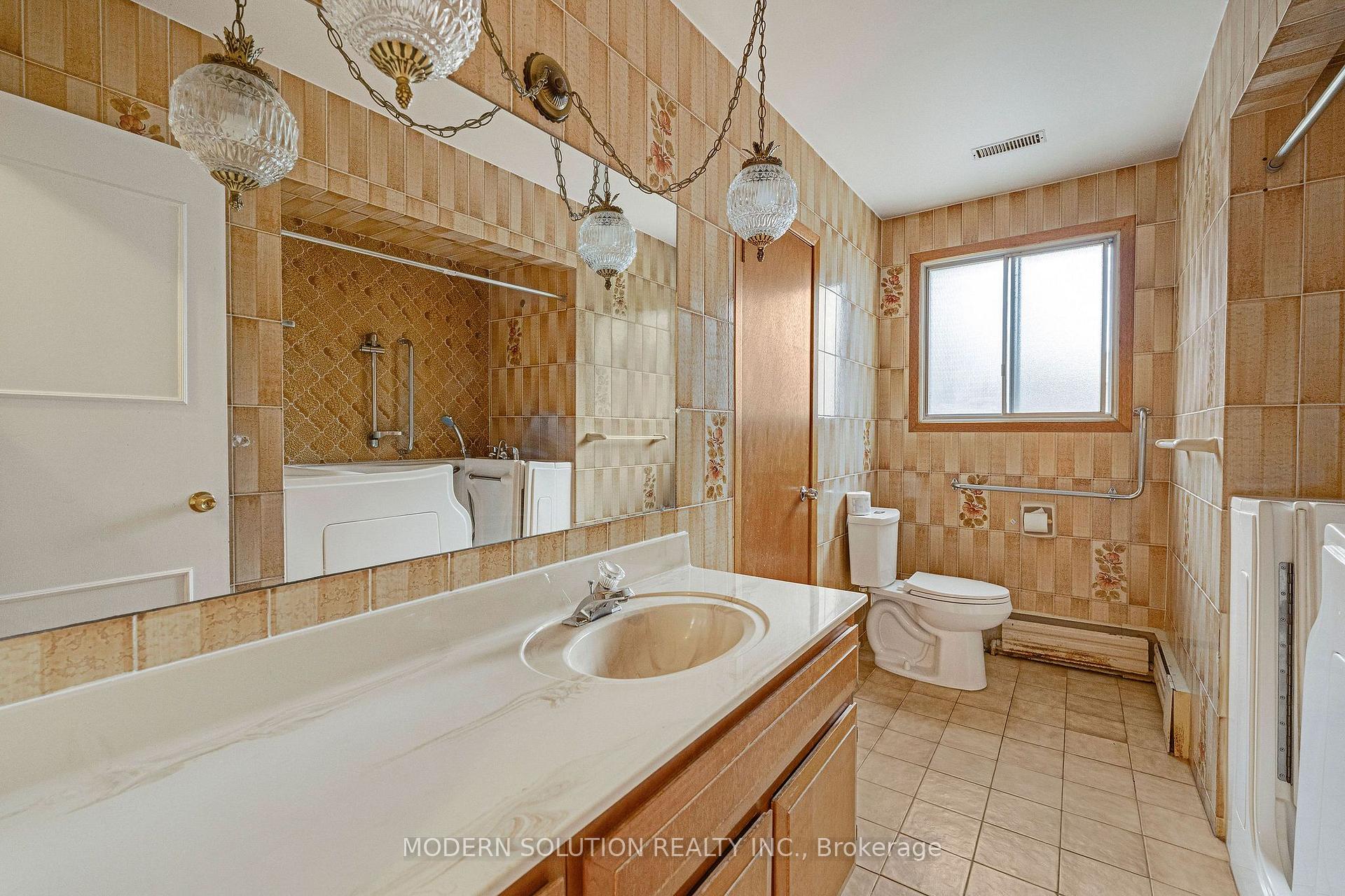 Photo 21 of 114 Elmcrest Road, Etobicoke, Eringate-Centennial-West Deane — HOMEH