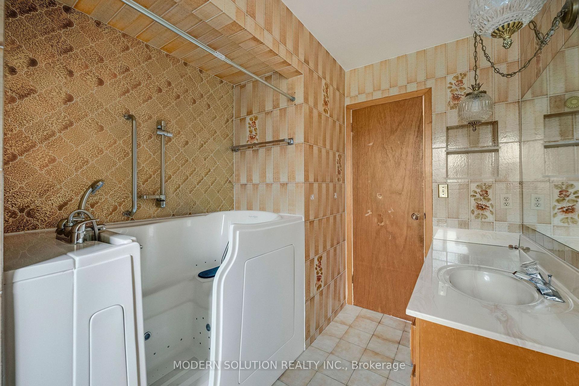 Photo 22 of 114 Elmcrest Road, Etobicoke, Eringate-Centennial-West Deane — HOMEH