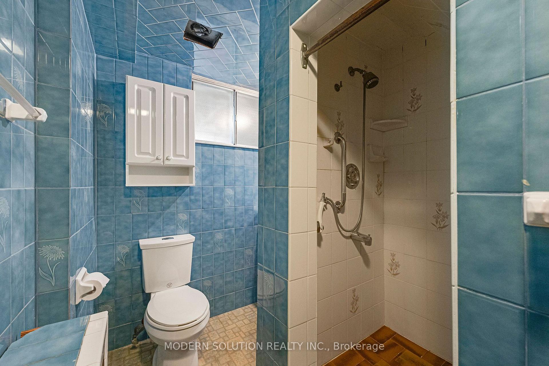 Photo 32 of 114 Elmcrest Road, Etobicoke, Eringate-Centennial-West Deane — HOMEH