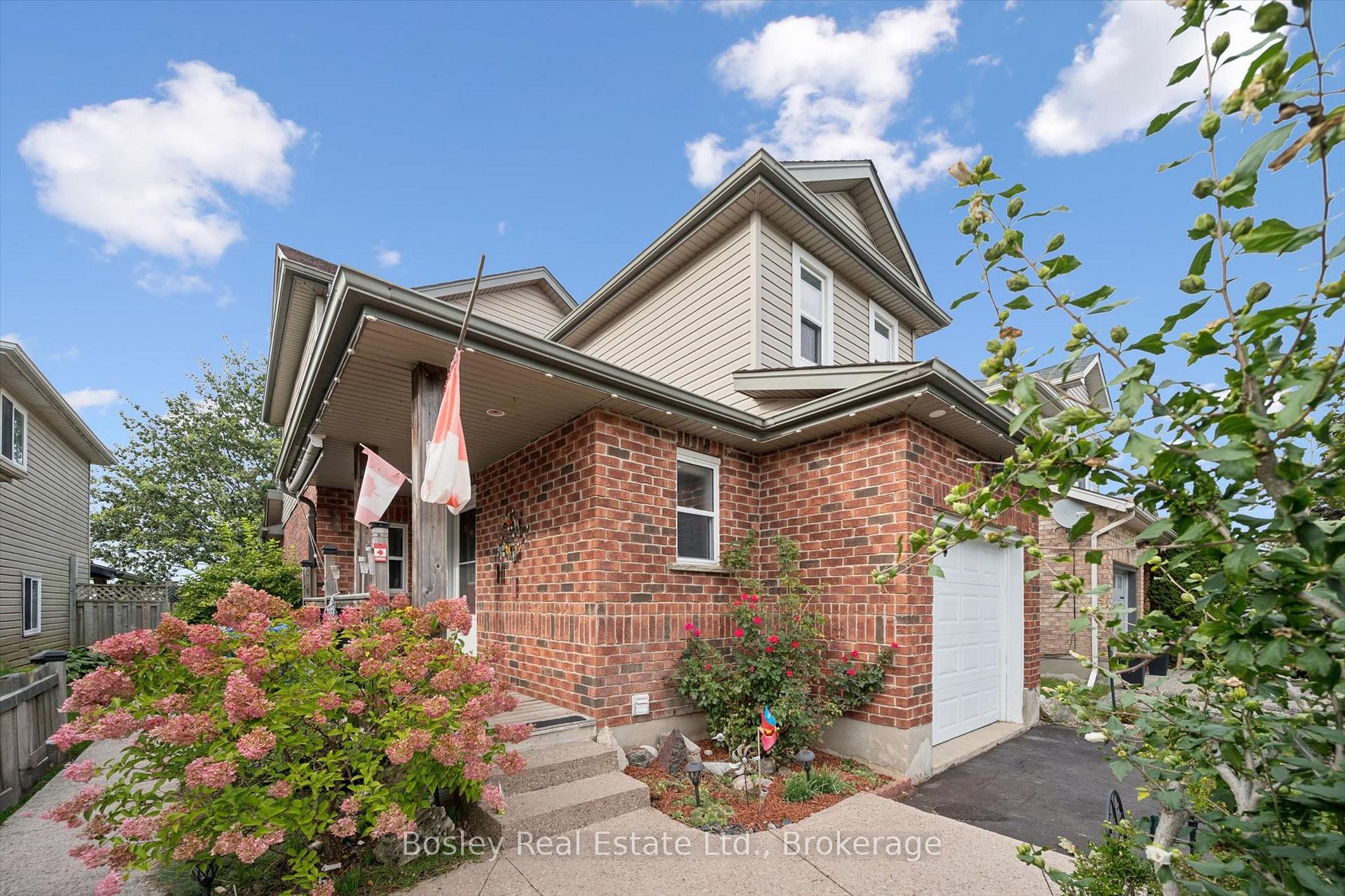 Photo 5 of 292 Millburn Boulevard, Centre Wellington, Fergus — HOMEH