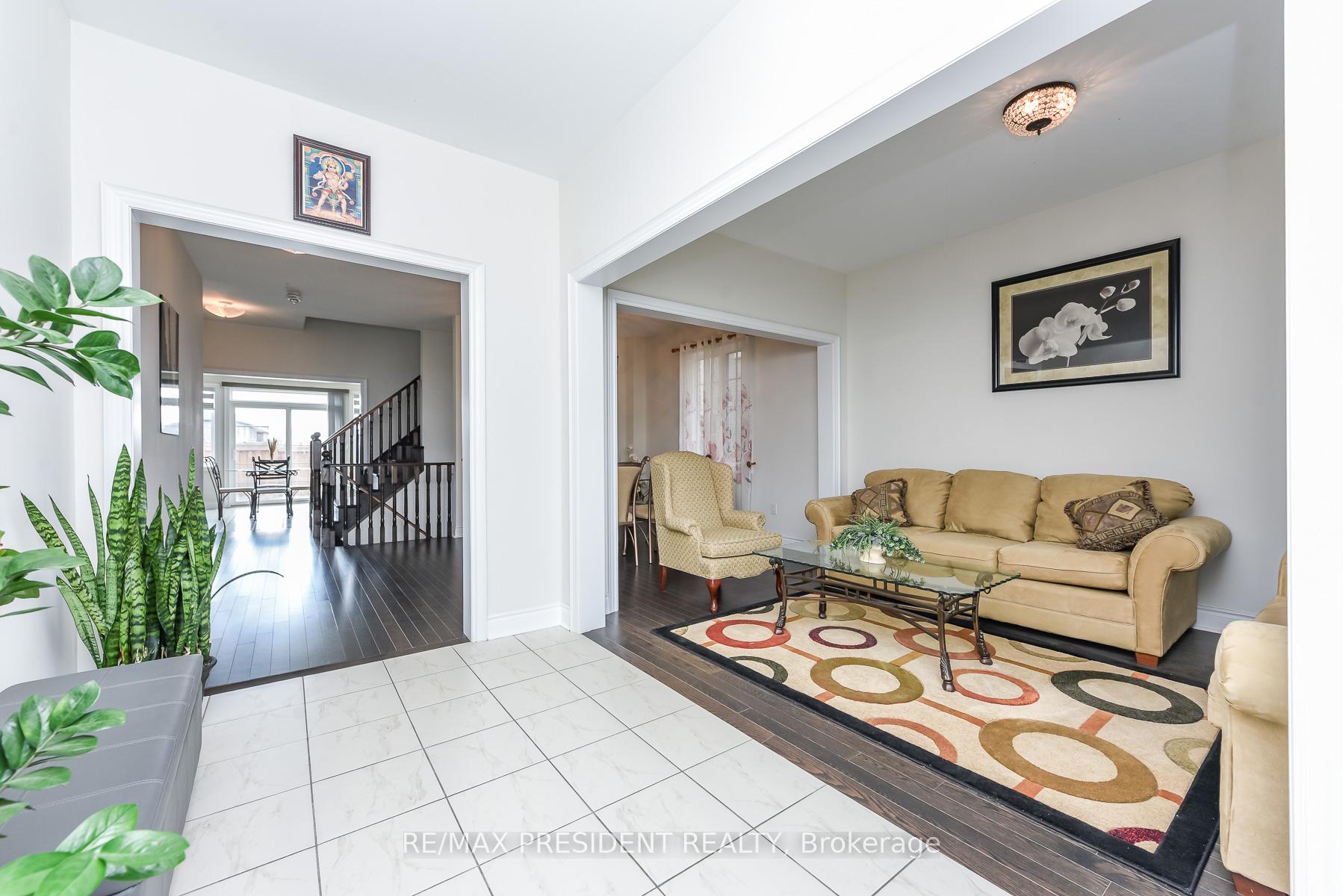 Photo 5 of 19 Jaypeak Road N, Brampton, Toronto Gore Rural Estate — HOMEH