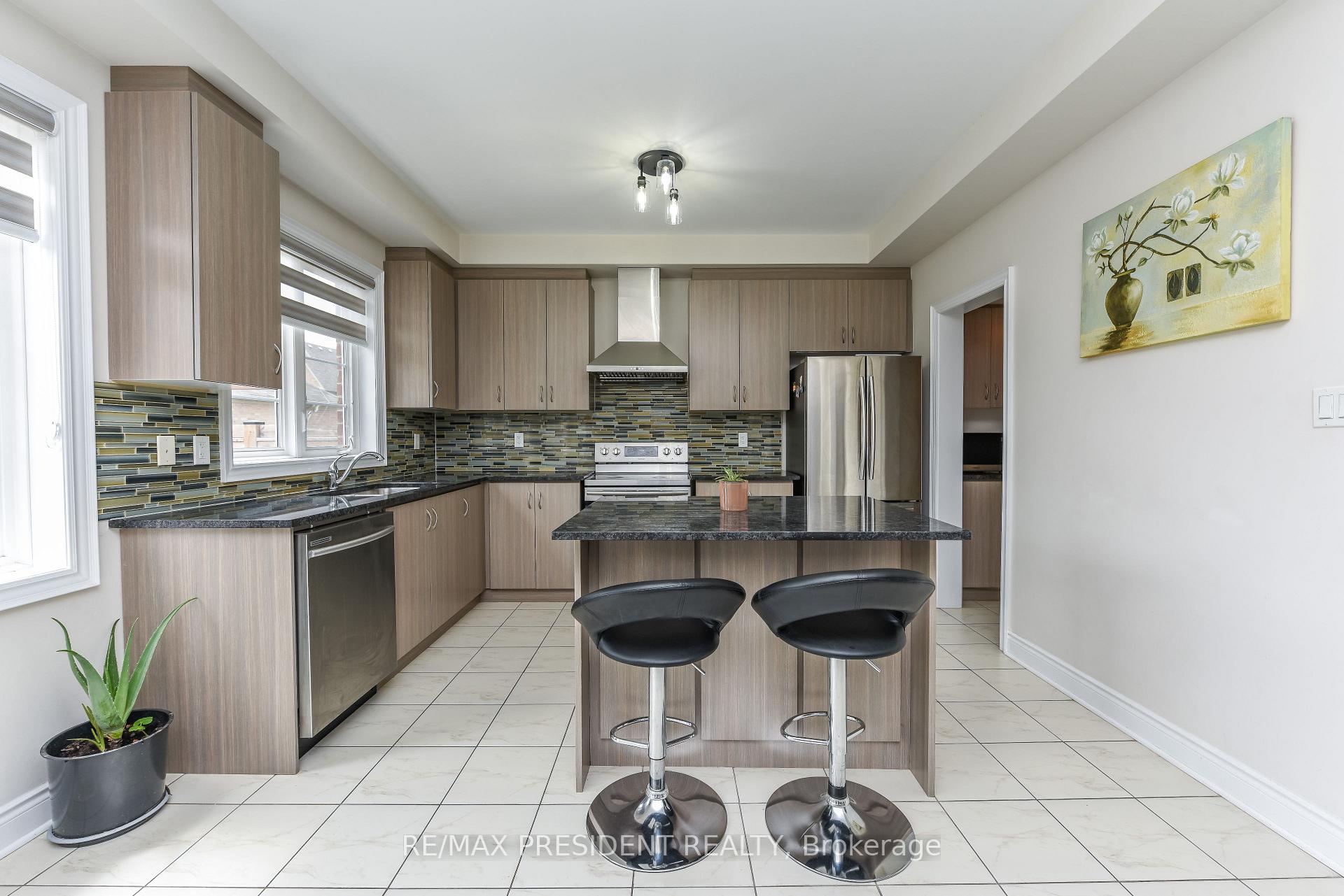 Photo 8 of 19 Jaypeak Road N, Brampton, Toronto Gore Rural Estate — HOMEH