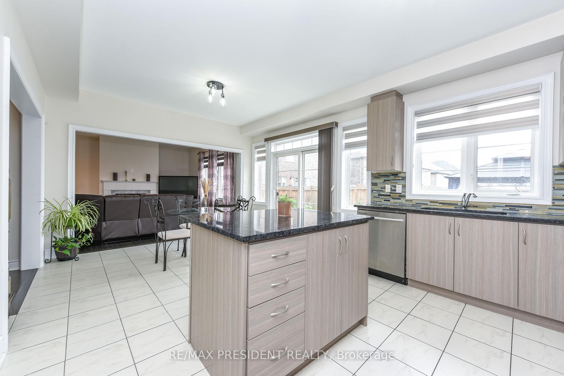 Photo 9 of 19 Jaypeak Road N, Brampton, Toronto Gore Rural Estate — HOMEH