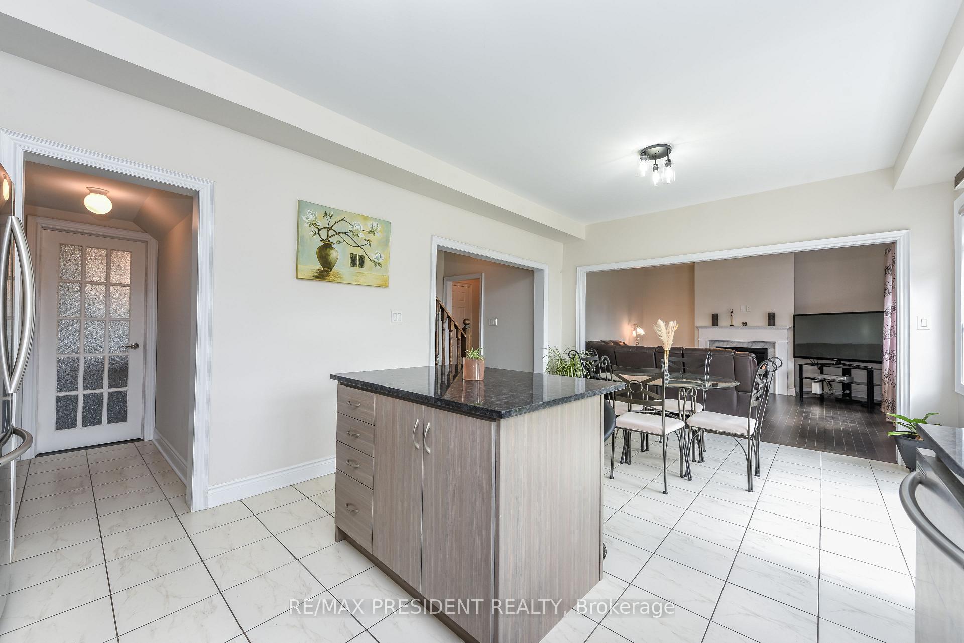 Photo 10 of 19 Jaypeak Road N, Brampton, Toronto Gore Rural Estate — HOMEH