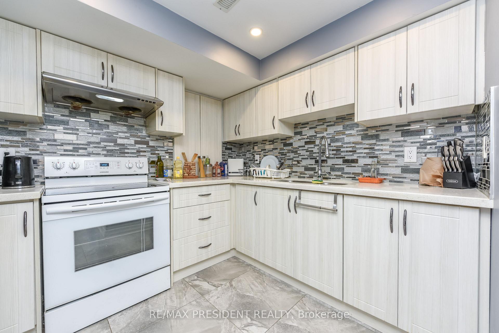 Photo 34 of 19 Jaypeak Road N, Brampton, Toronto Gore Rural Estate — HOMEH