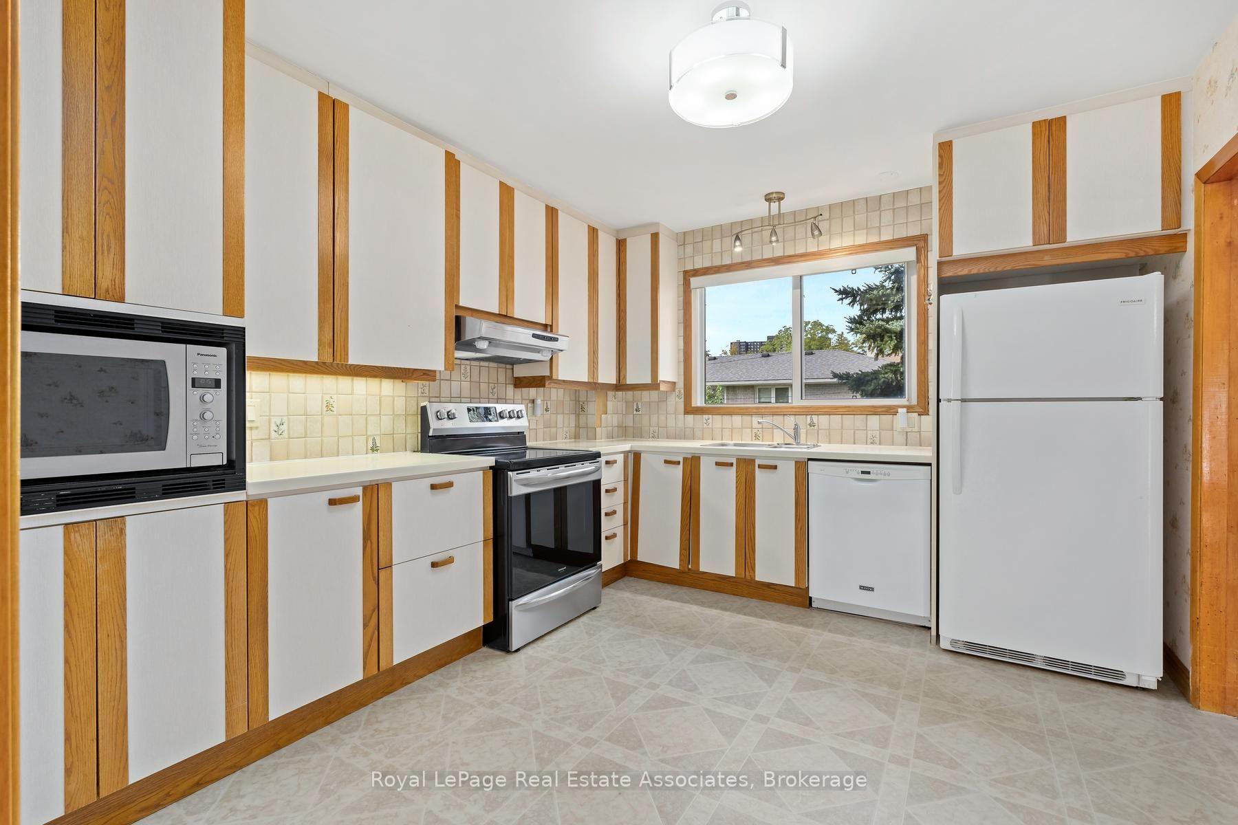 Photo 11 of 59 Alanmeade Crescent, Etobicoke, Islington-City Centre West — HOMEH