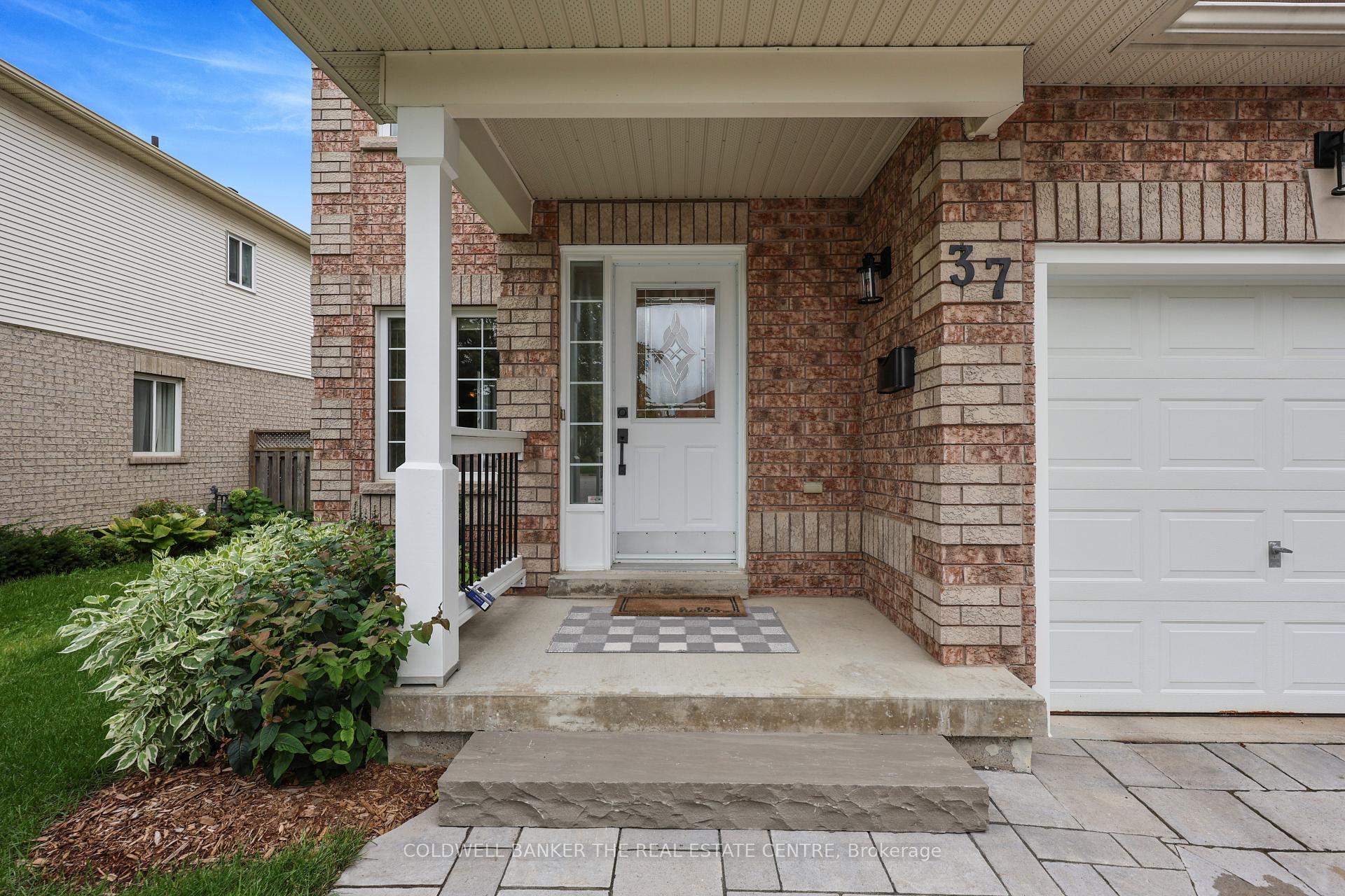Photo 3 of 37 Rainbow Court, Georgina, Keswick South — HOMEH
