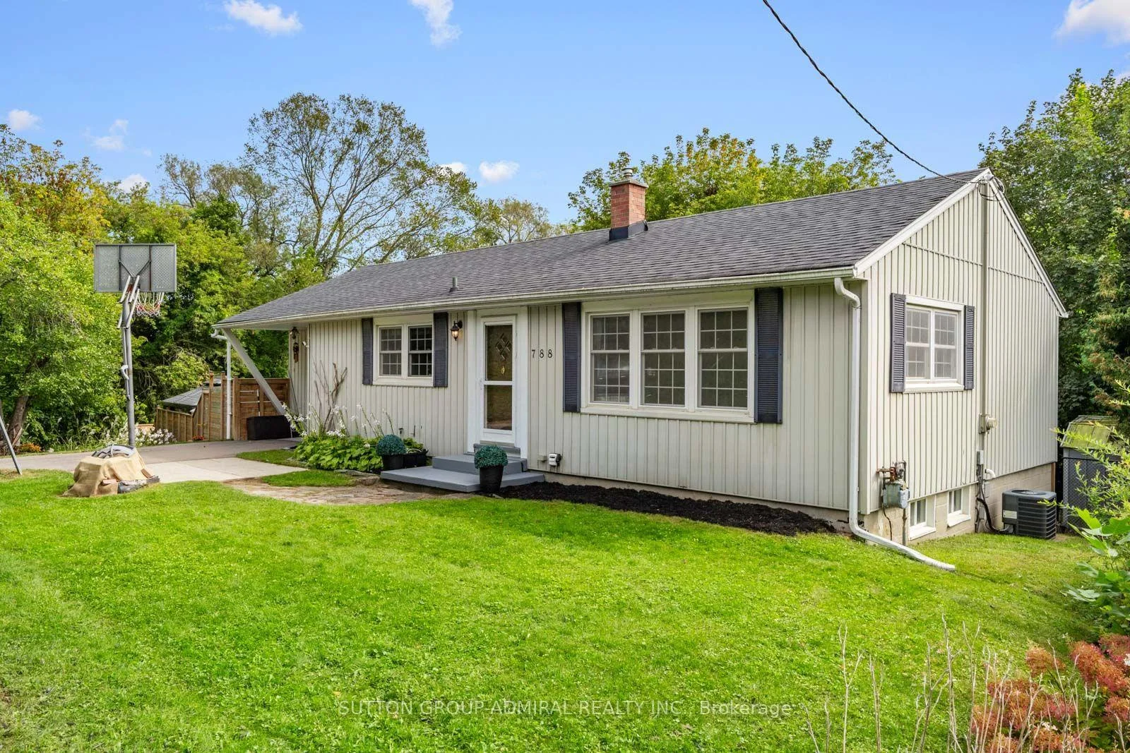 Photo 2 of 788 Allan Avenue, Newmarket, Gorham-College Manor — HOMEH