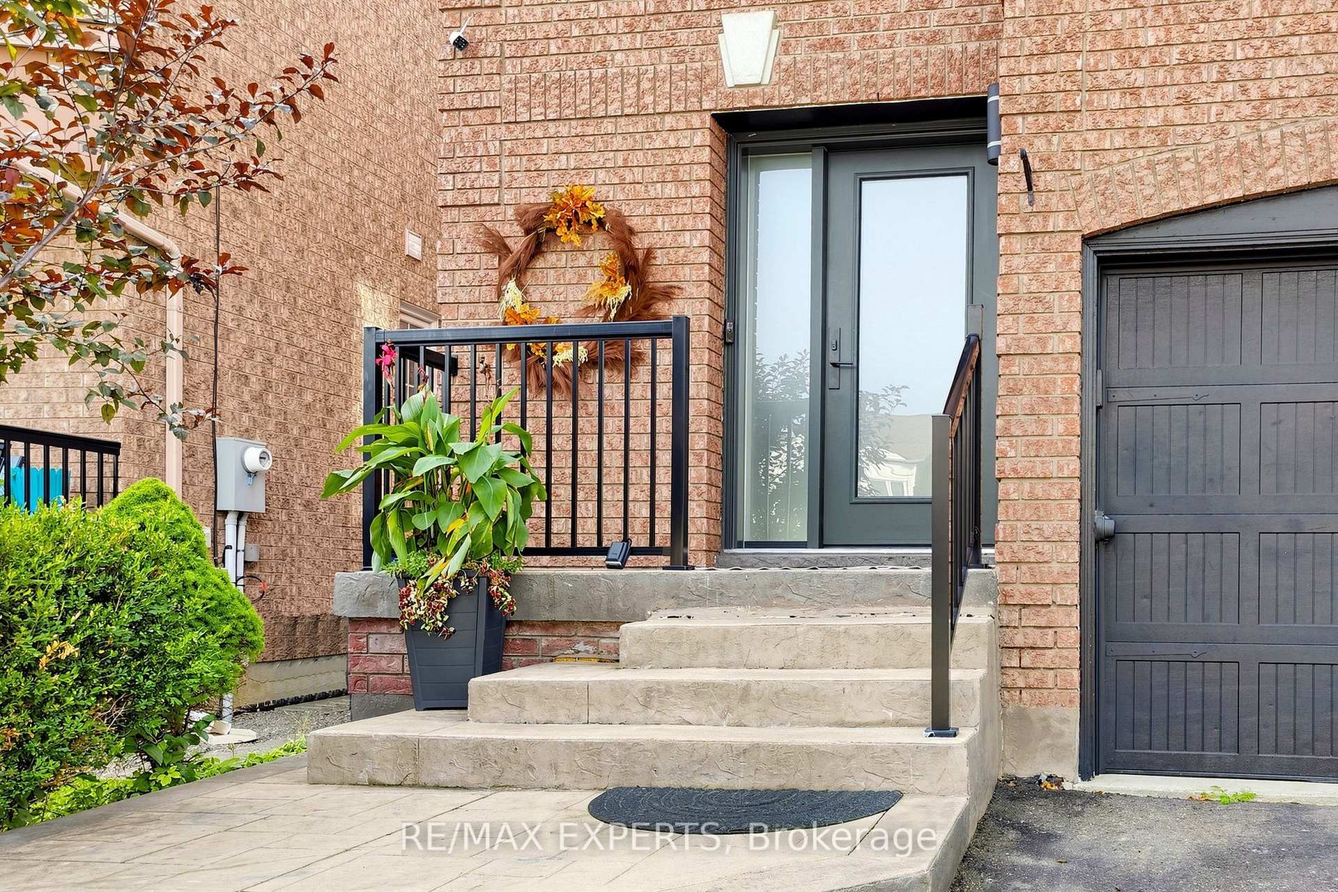 Photo 6 of 40 Waterbury Street, Caledon, Bolton East — HOMEH