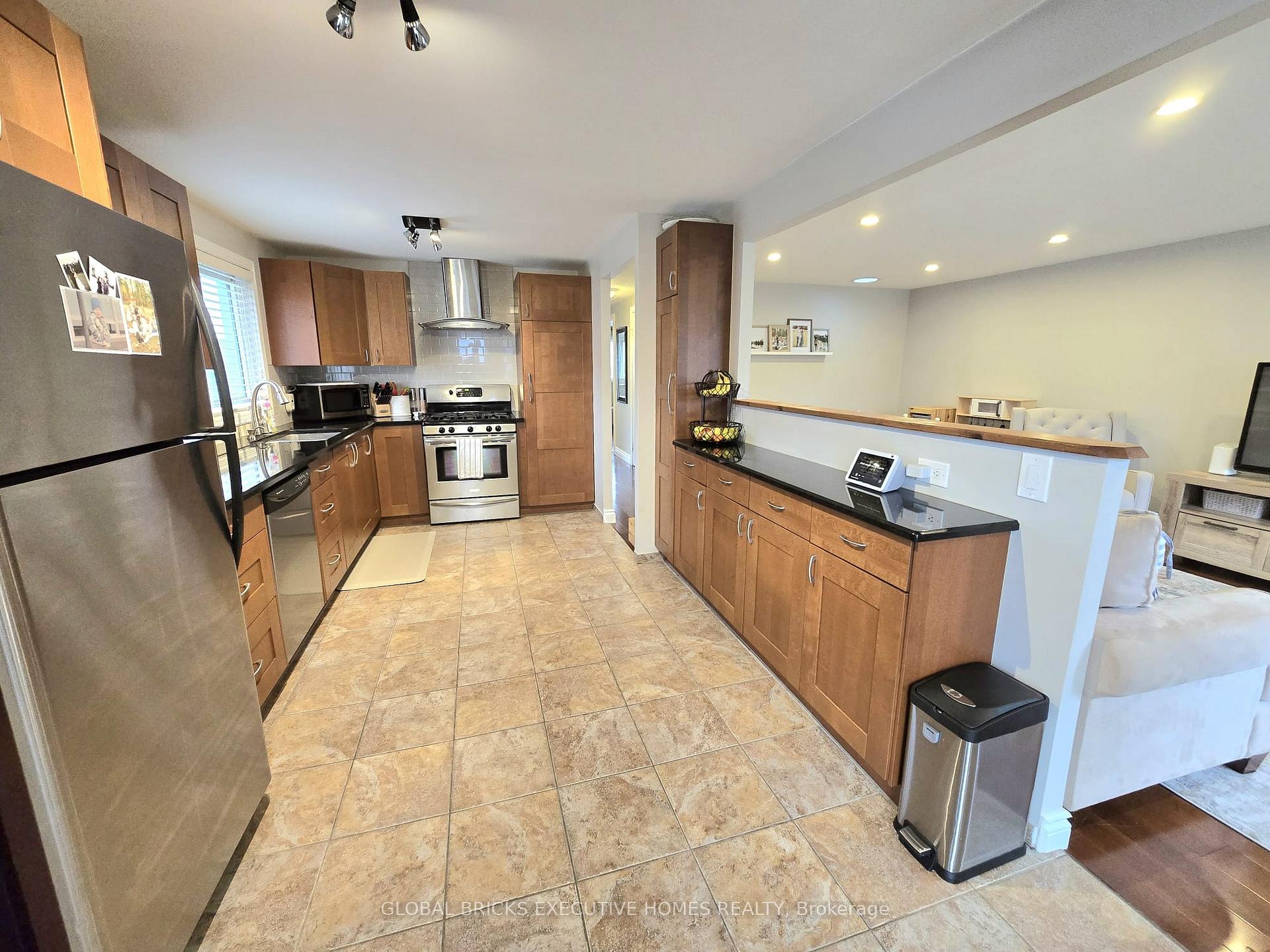 Photo 3 of Unit Main, 27 Browning Trail, Barrie, Letitia Heights — HOMEH
