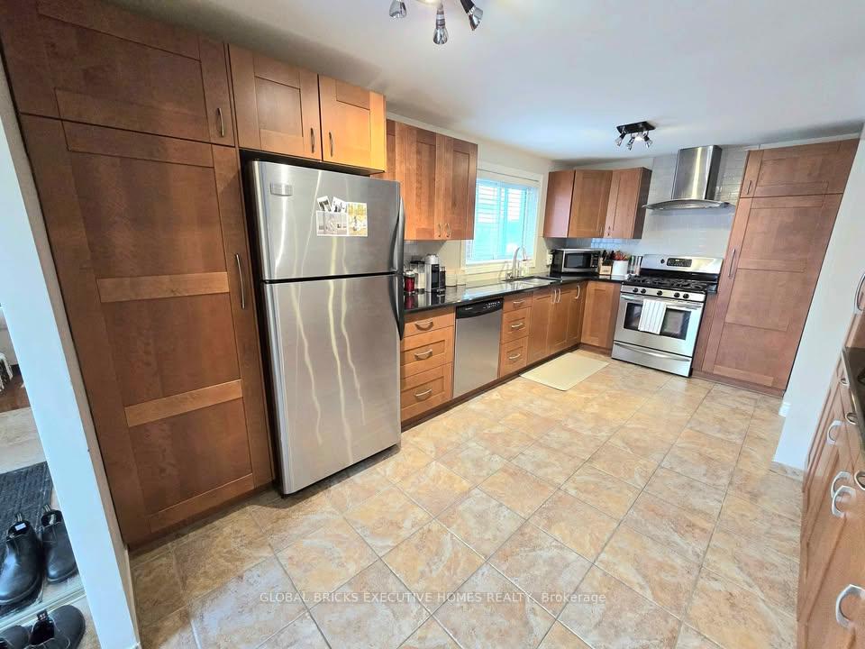 Photo 4 of Unit Main, 27 Browning Trail, Barrie, Letitia Heights — HOMEH