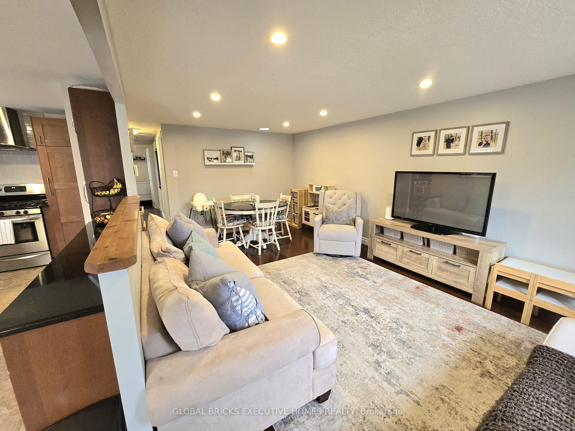 Photo 5 of Unit Main, 27 Browning Trail, Barrie, Letitia Heights — HOMEH