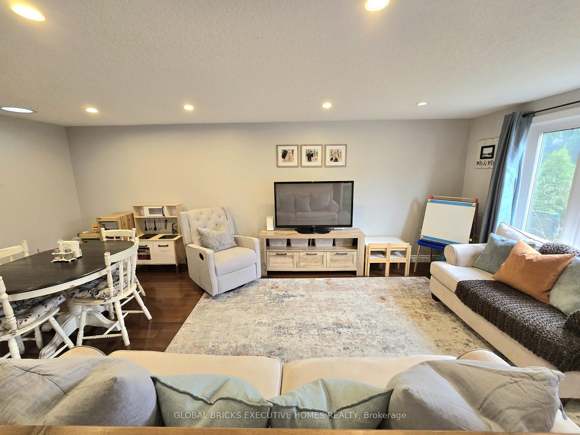 Photo 6 of Unit Main, 27 Browning Trail, Barrie, Letitia Heights — HOMEH