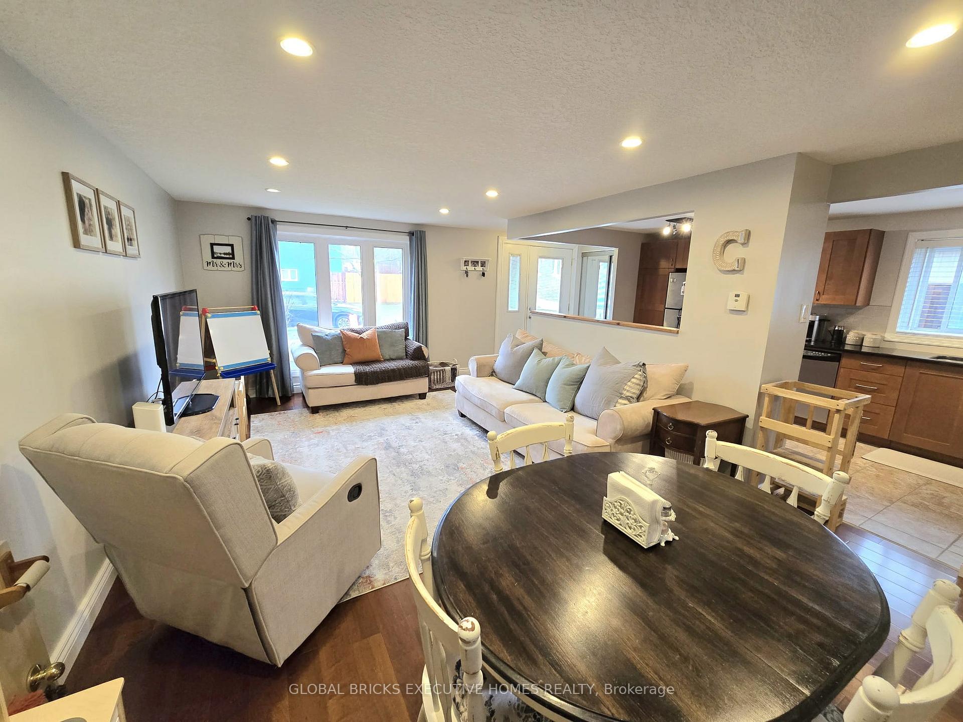 Photo 7 of Unit Main, 27 Browning Trail, Barrie, Letitia Heights — HOMEH