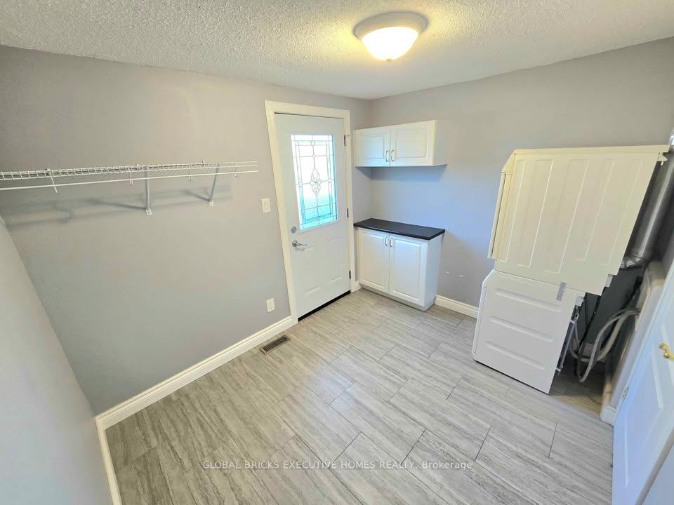 Photo 21 of Unit Main, 27 Browning Trail, Barrie, Letitia Heights — HOMEH
