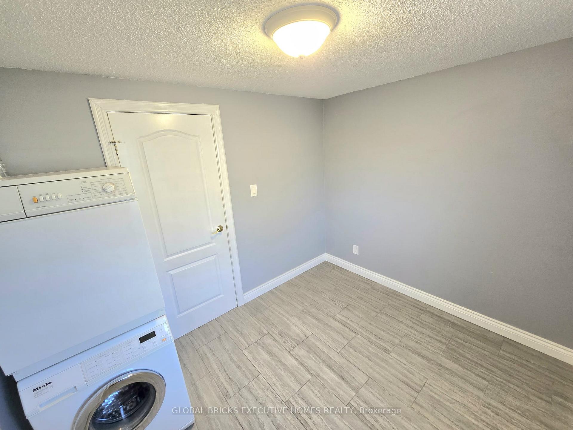 Photo 22 of Unit Main, 27 Browning Trail, Barrie, Letitia Heights — HOMEH