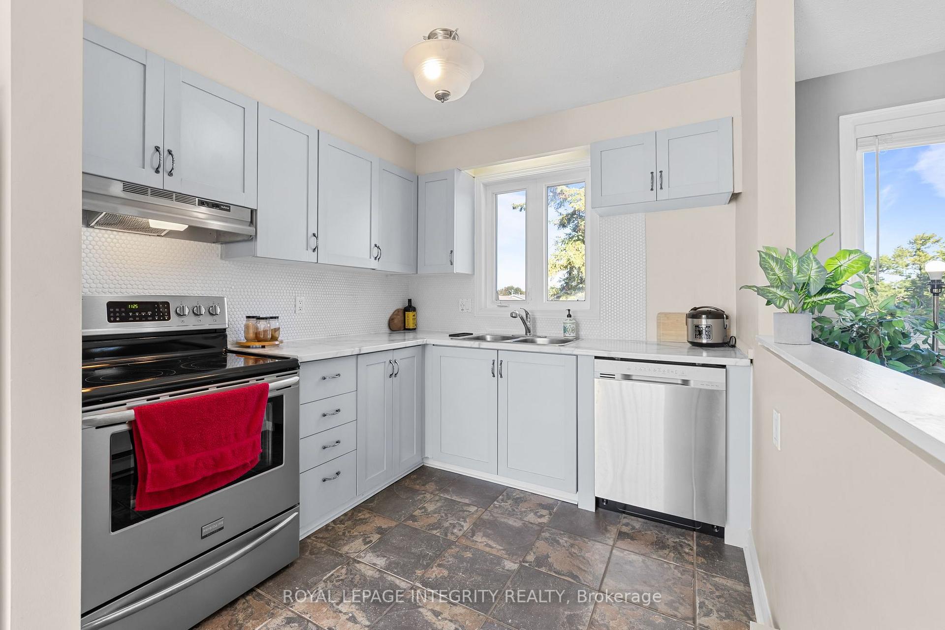Photo 14 of Unit 5, 10 Castlegreen Private, Ottawa, Hunt Club Park/Greenboro — HOMEH