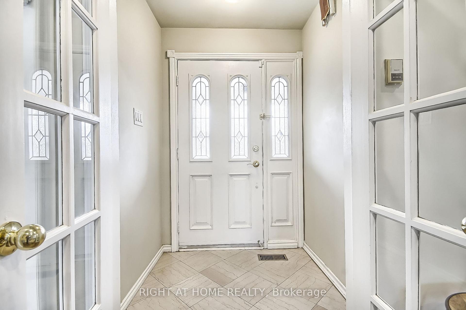 Photo 4 of 122 Elvaston Drive, North York, Victoria Village — HOMEH