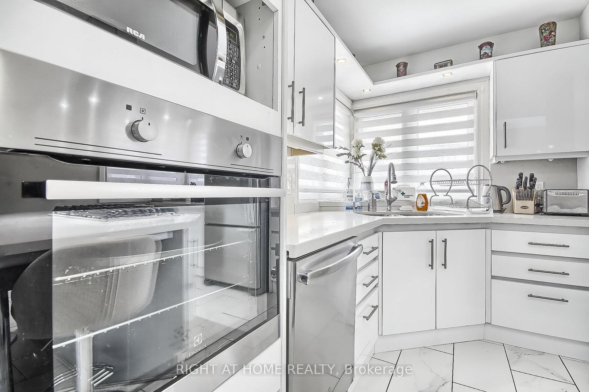 Photo 7 of 122 Elvaston Drive, North York, Victoria Village — HOMEH