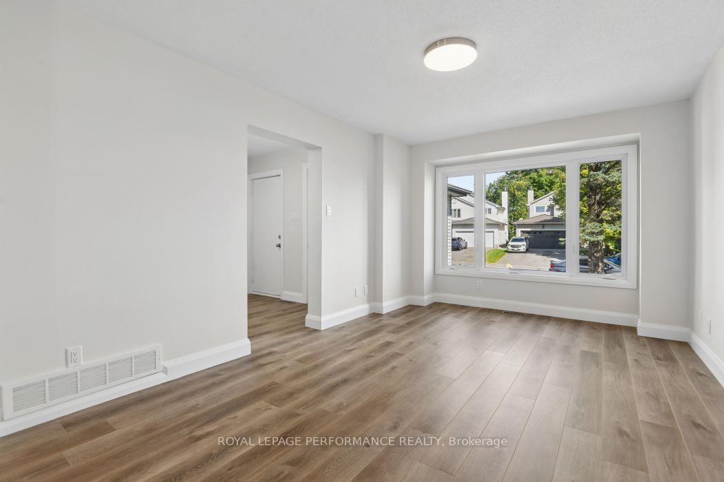 Photo 8 of 602 Brome Crescent, Ottawa, Fallingbrook/Ridgemount — HOMEH
