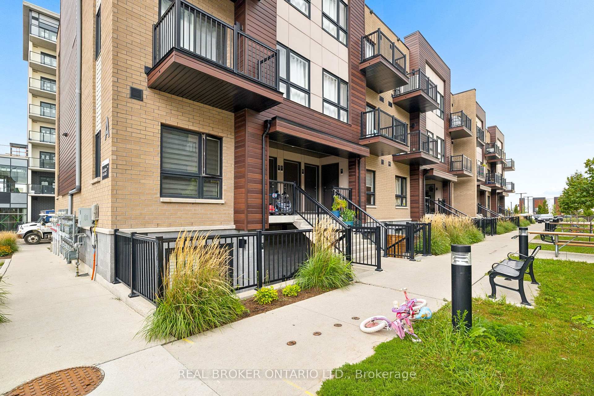 Photo 3 of Unit 1, 10 Palace Street, Kitchener, Laurentian Hills — HOMEH
