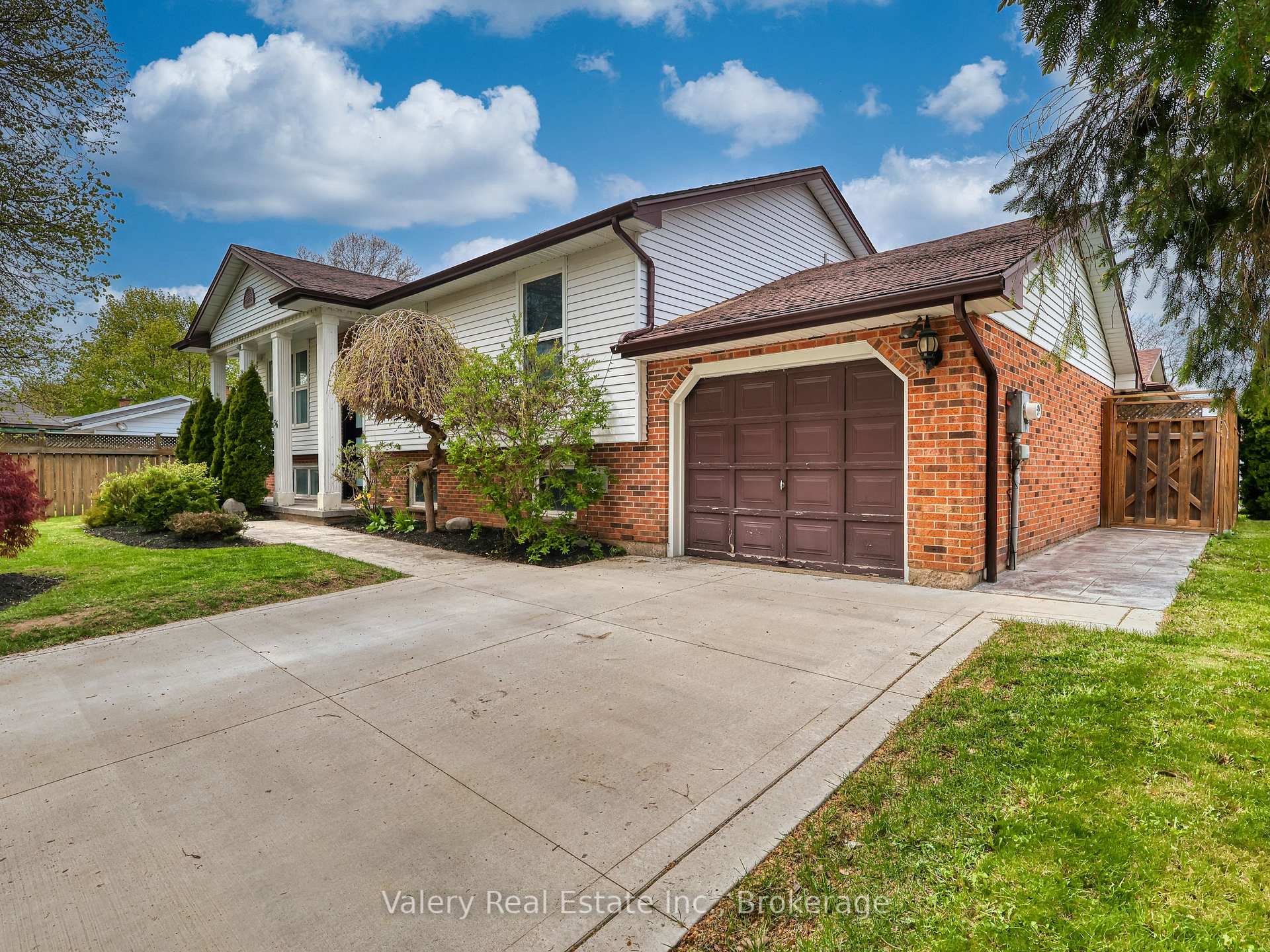 Photo 3 of 36 Rochelle Drive, St. Catharines, Bunting/Linwell — HOMEH