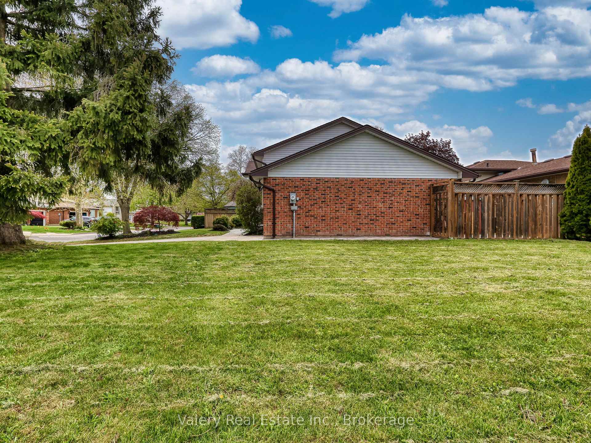 Photo 4 of 36 Rochelle Drive, St. Catharines, Bunting/Linwell — HOMEH