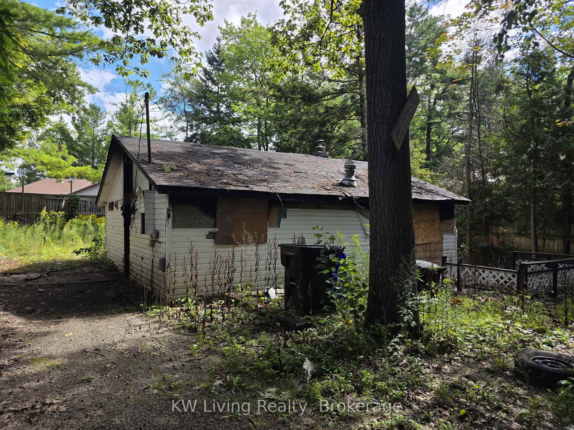 Photo 2 of 39 Savarin Street, Wasaga Beach — HOMEH