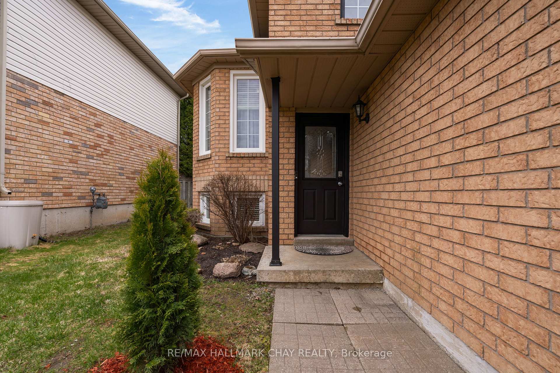Photo 3 of 222 Wessenger Drive, Barrie, Holly — HOMEH