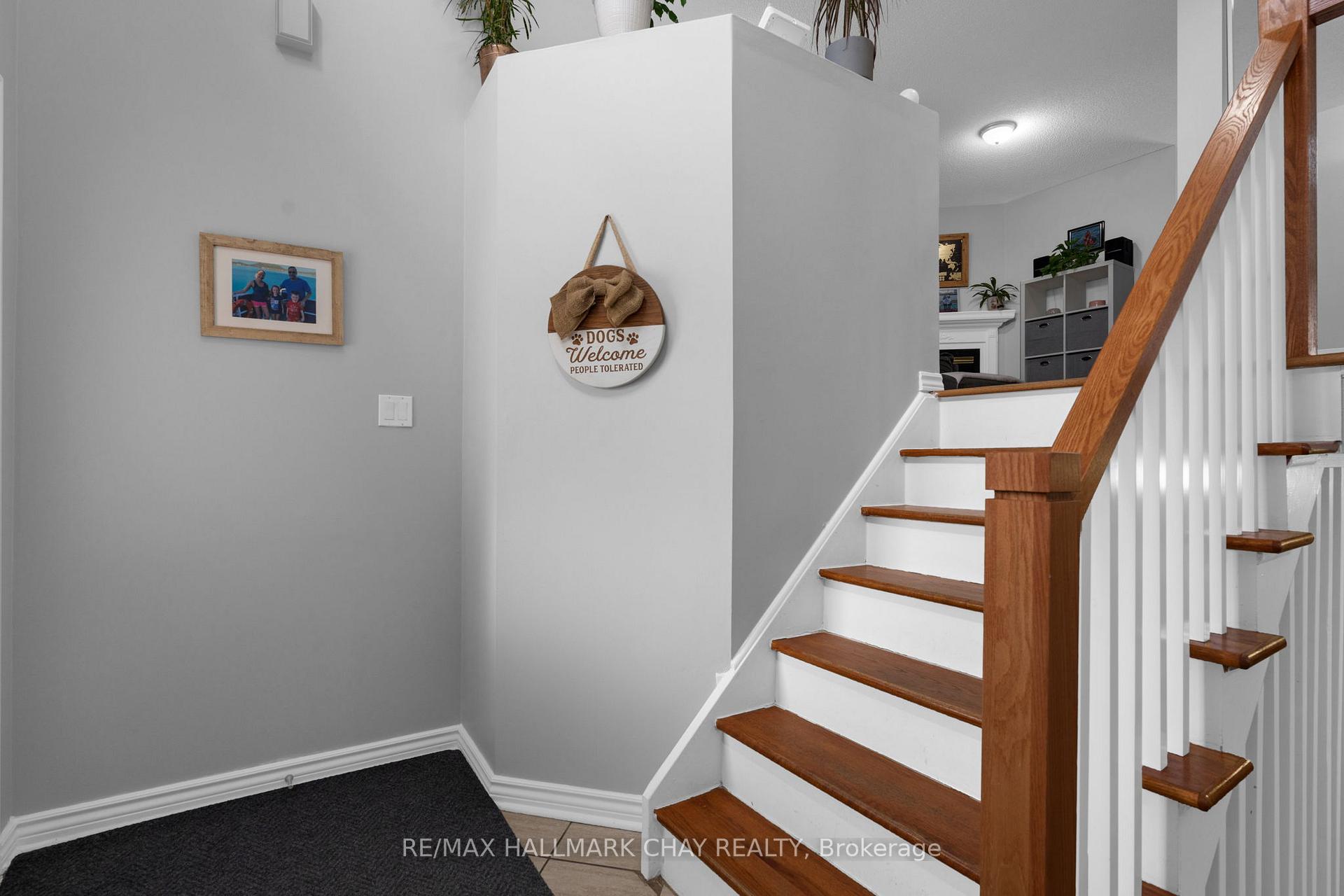 Photo 4 of 222 Wessenger Drive, Barrie, Holly — HOMEH