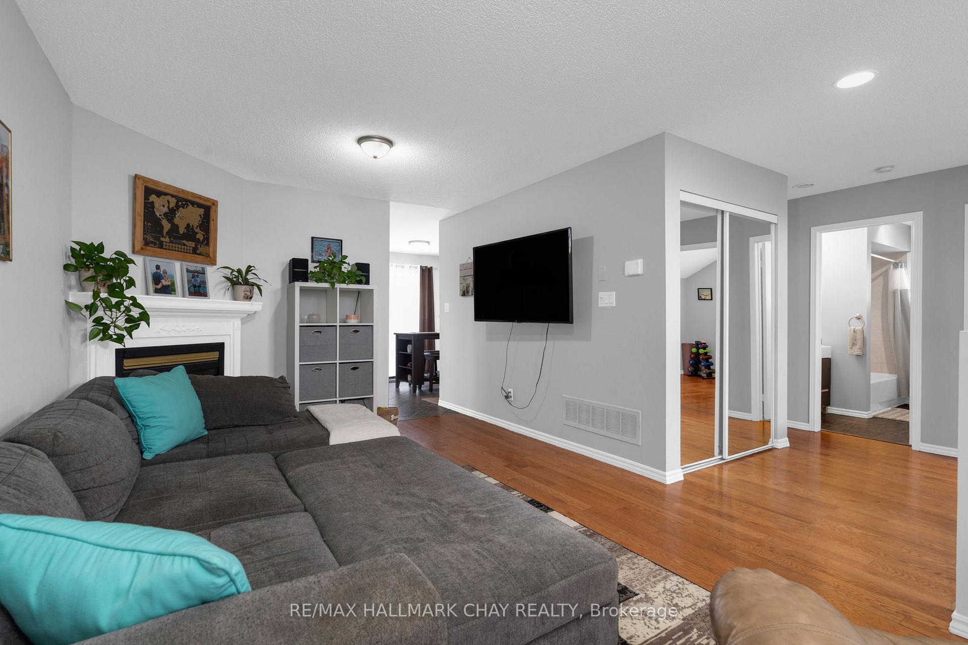 Photo 6 of 222 Wessenger Drive, Barrie, Holly — HOMEH