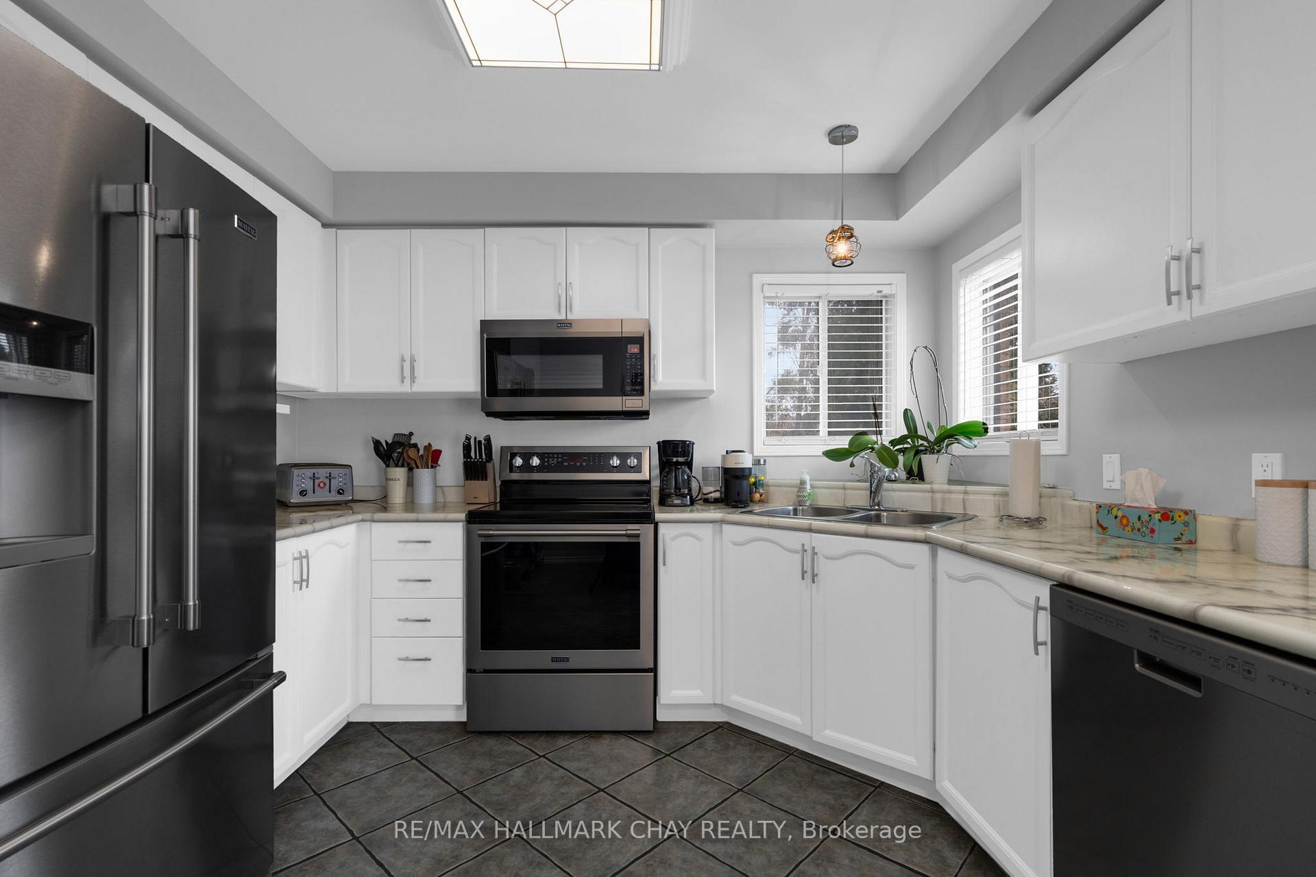Photo 8 of 222 Wessenger Drive, Barrie, Holly — HOMEH