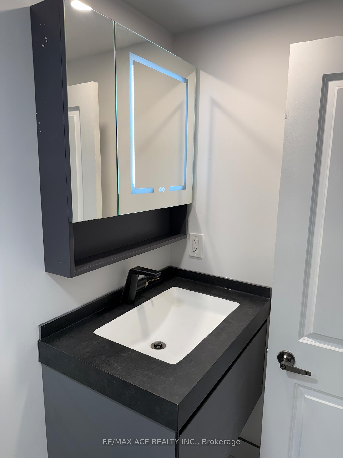 Photo 5 of Unit Walkin B, 104 Rameau Drive, North York, Hillcrest Village — HOMEH